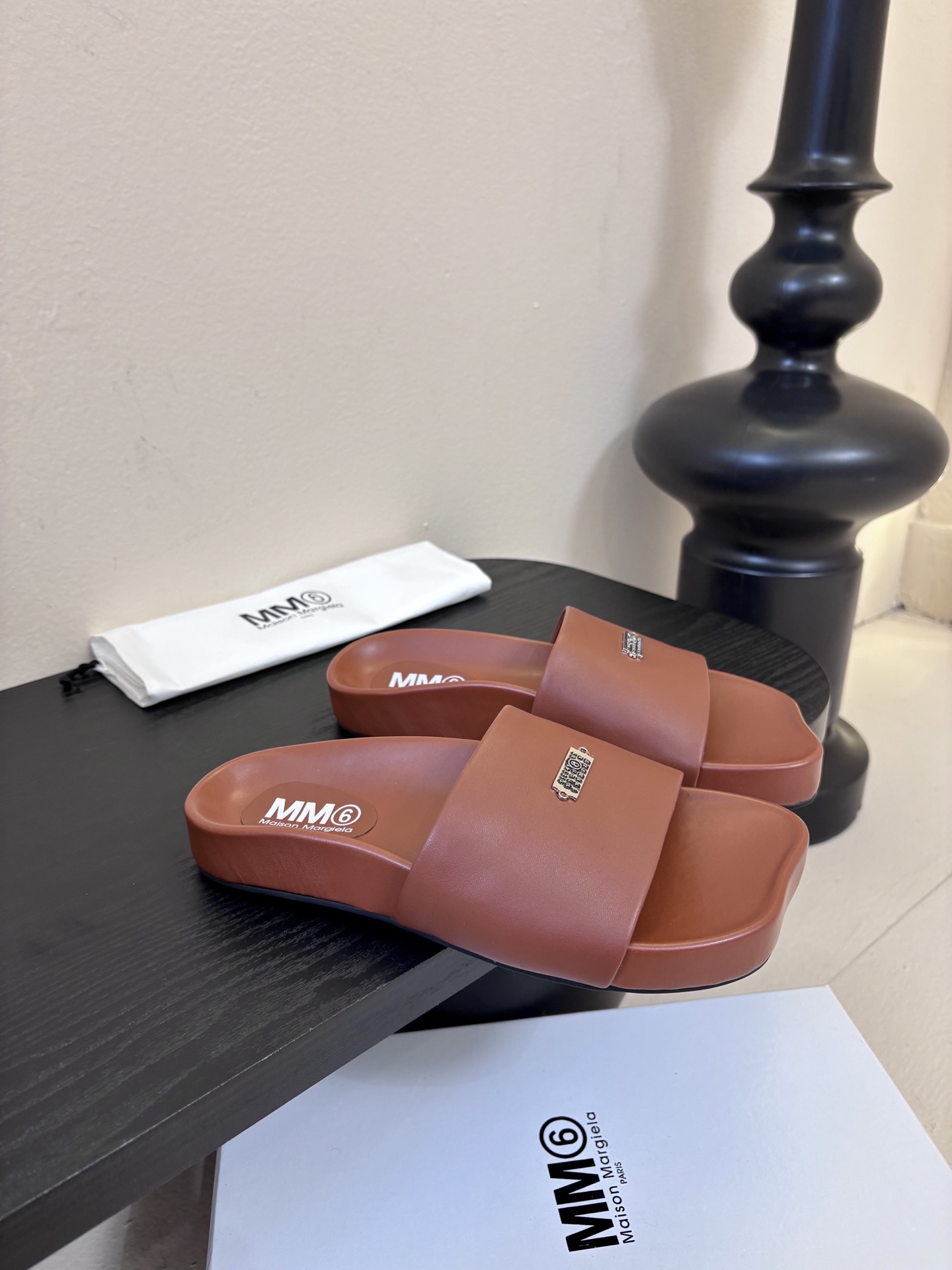 配飞机盒MM6经典造型苹果头又出新款3公分的脚床高度无论从您的海拔还是舒适度都是刚刚好。这款脚床采用了目