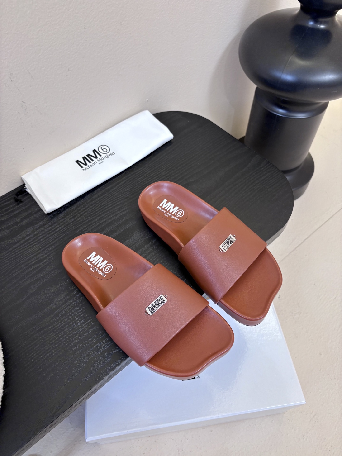 配飞机盒MM6经典造型苹果头又出新款3公分的脚床高度无论从您的海拔还是舒适度都是刚刚好。这款脚床采用了目