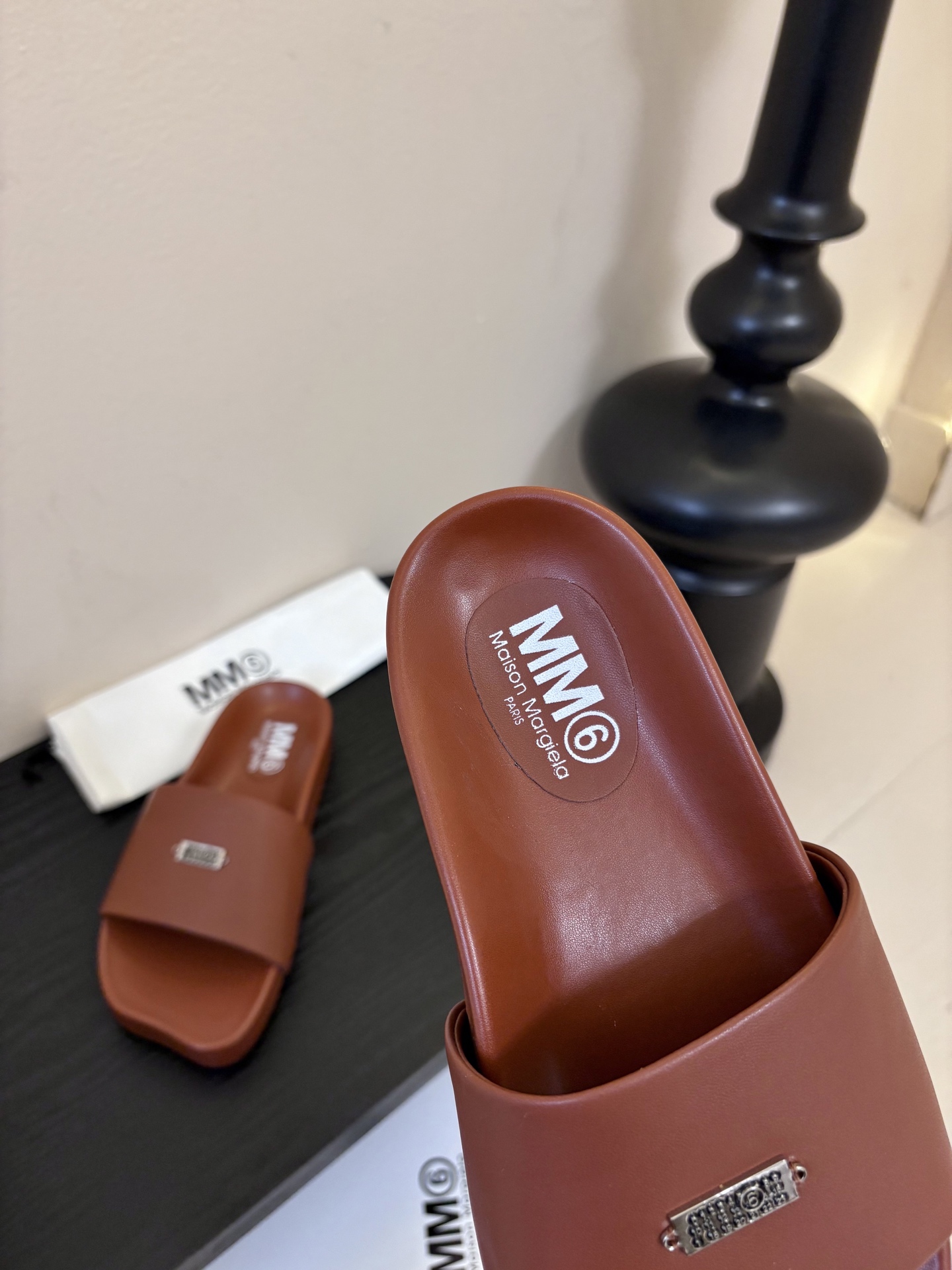 配飞机盒MM6经典造型苹果头又出新款3公分的脚床高度无论从您的海拔还是舒适度都是刚刚好。这款脚床采用了目