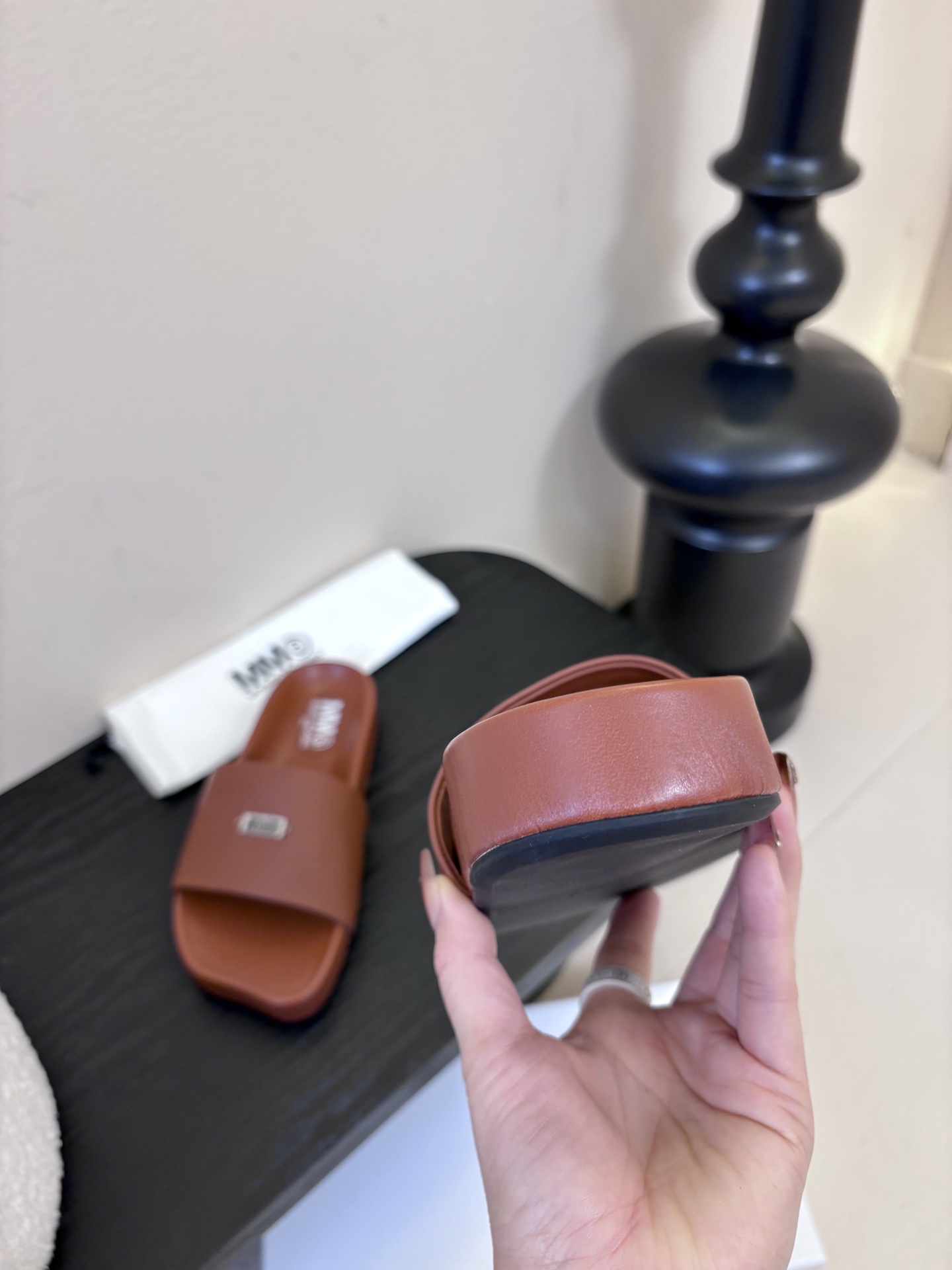 配飞机盒MM6经典造型苹果头又出新款3公分的脚床高度无论从您的海拔还是舒适度都是刚刚好。这款脚床采用了目