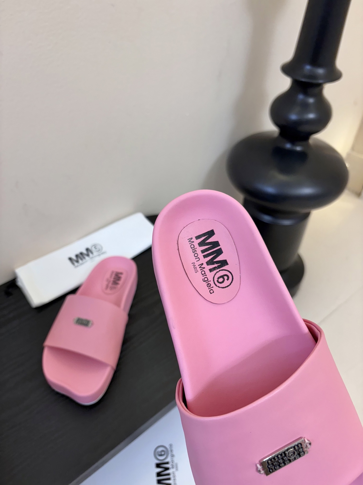 配飞机盒MM6经典造型苹果头又出新款3公分的脚床高度无论从您的海拔还是舒适度都是刚刚好。这款脚床采用了目