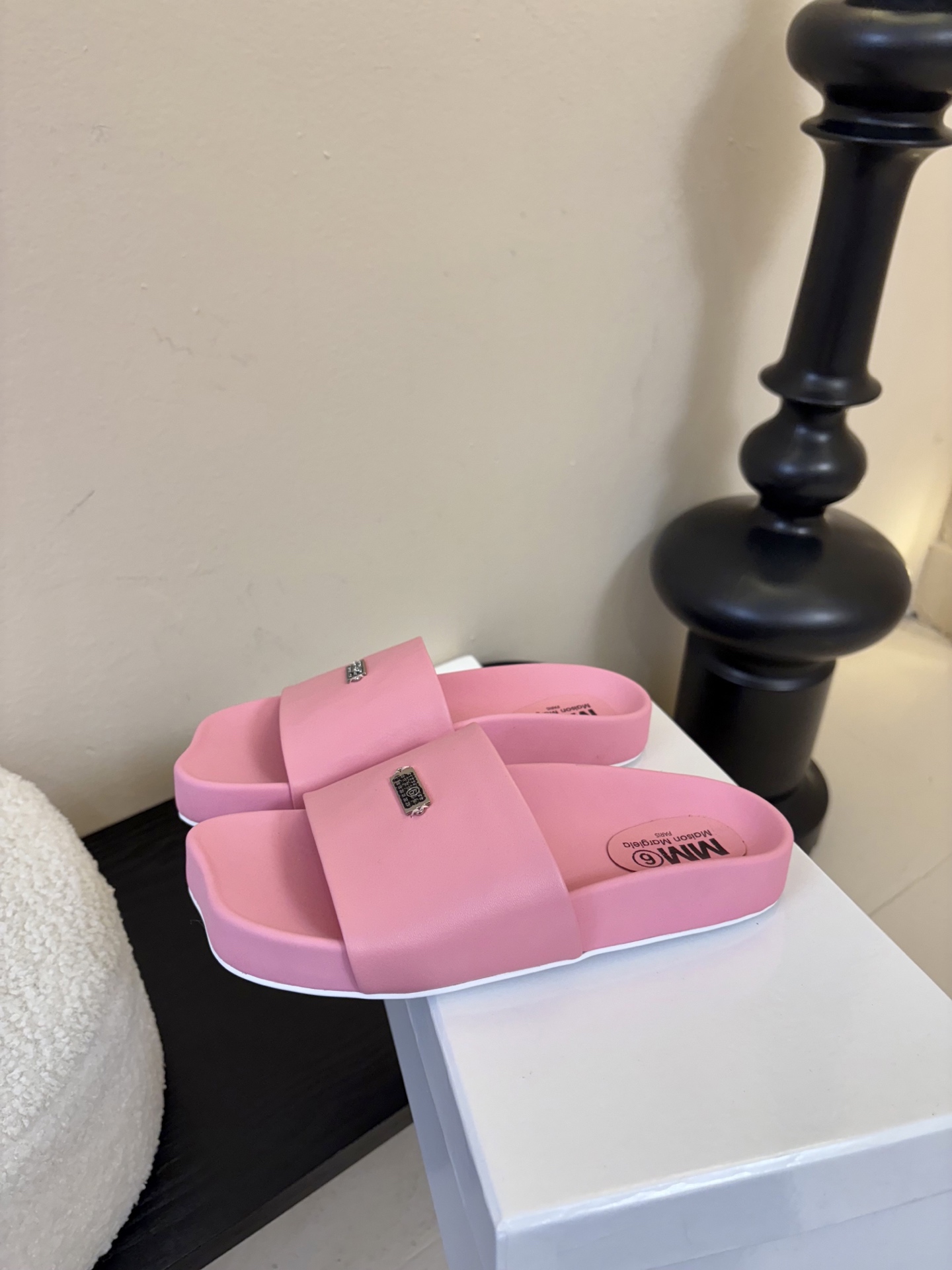 配飞机盒MM6经典造型苹果头又出新款3公分的脚床高度无论从您的海拔还是舒适度都是刚刚好。这款脚床采用了目