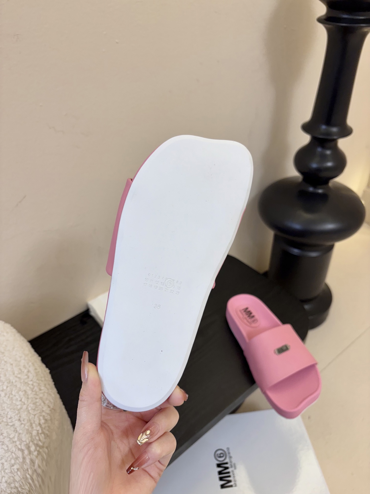 配飞机盒MM6经典造型苹果头又出新款3公分的脚床高度无论从您的海拔还是舒适度都是刚刚好。这款脚床采用了目