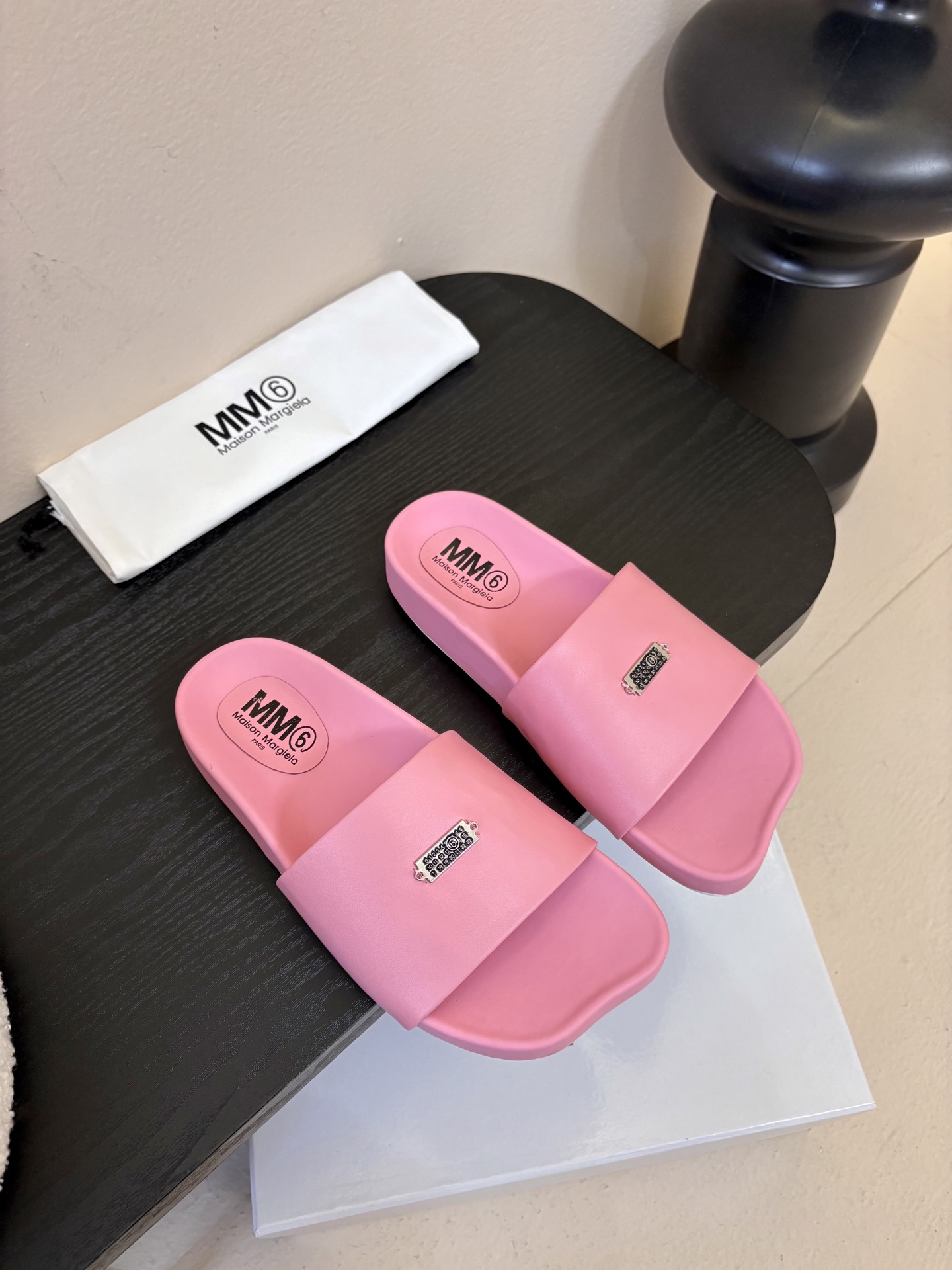 NO:694968,Comes with an airplane case. The MM6 classic shape Apple Head has a new style. The 3cm foot bed height is just right for your altitude and comfort level. This foot bed adopts the latest black technology, which is Q-elastic and ergonomically wrapped. The appearance design is simple but not simple, high-end and atmospheric. The size is 35-40. It comes with the original packaging plus an airplane case, furry shoes and slippers, masion margiela, slippers.19860909配飞机盒 MM6经典造型苹果头又出新款 3公分的脚床高度无论从您的海拔还是舒适度都是刚刚好.这款脚床采用了目前最新的黑科技踩上去Q弹又符合人体工学包裹性杠杠的、外观设计简约而不简单、高端大气 码数35-40、配原版包装外加飞机盒,毛毛鞋拖鞋,masion margiela,slippers,Women's Shoes