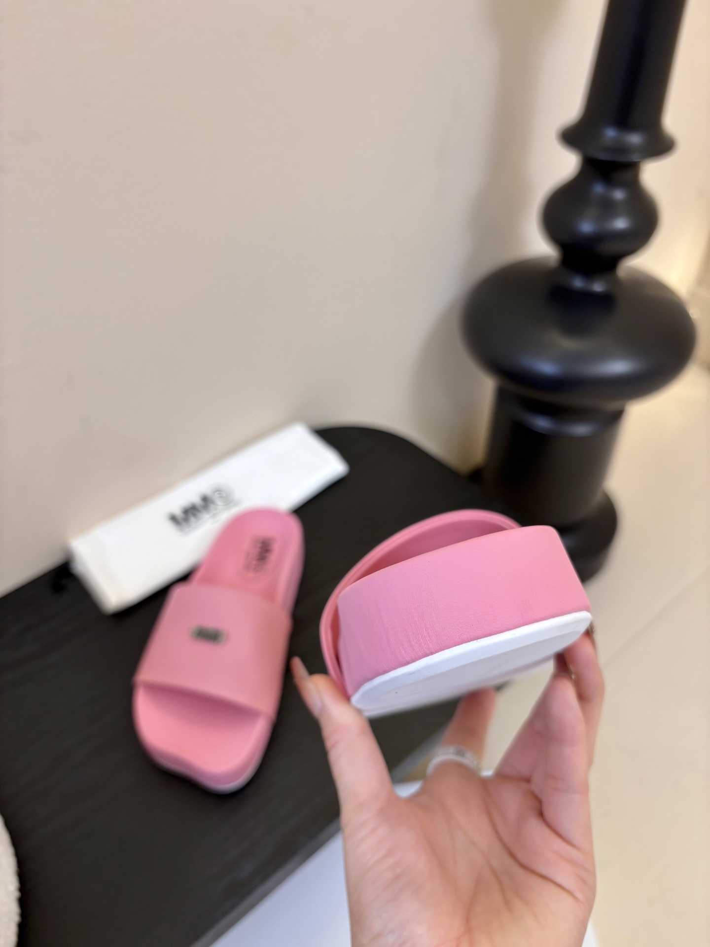 配飞机盒MM6经典造型苹果头又出新款3公分的脚床高度无论从您的海拔还是舒适度都是刚刚好。这款脚床采用了目