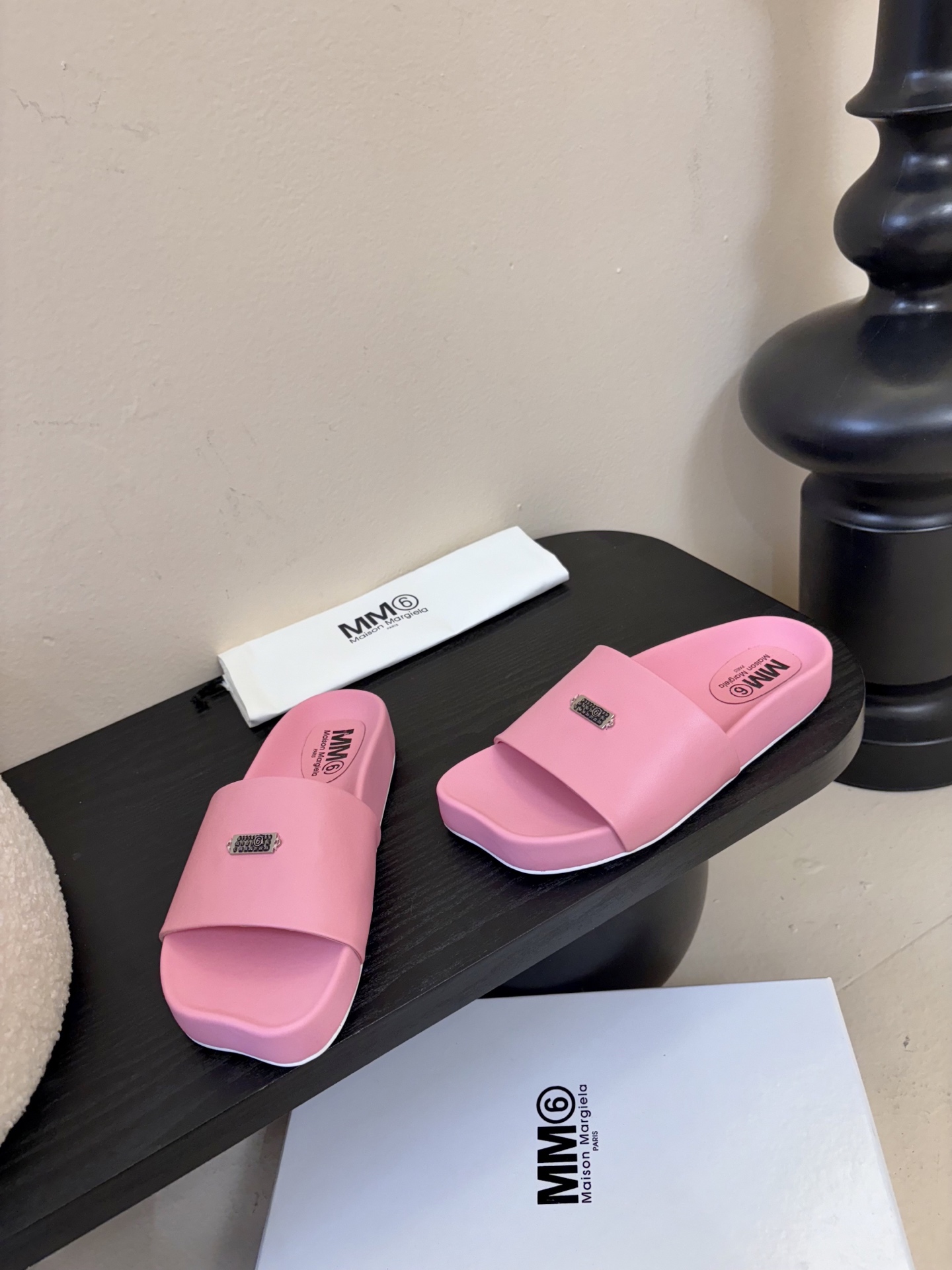 配飞机盒MM6经典造型苹果头又出新款3公分的脚床高度无论从您的海拔还是舒适度都是刚刚好。这款脚床采用了目