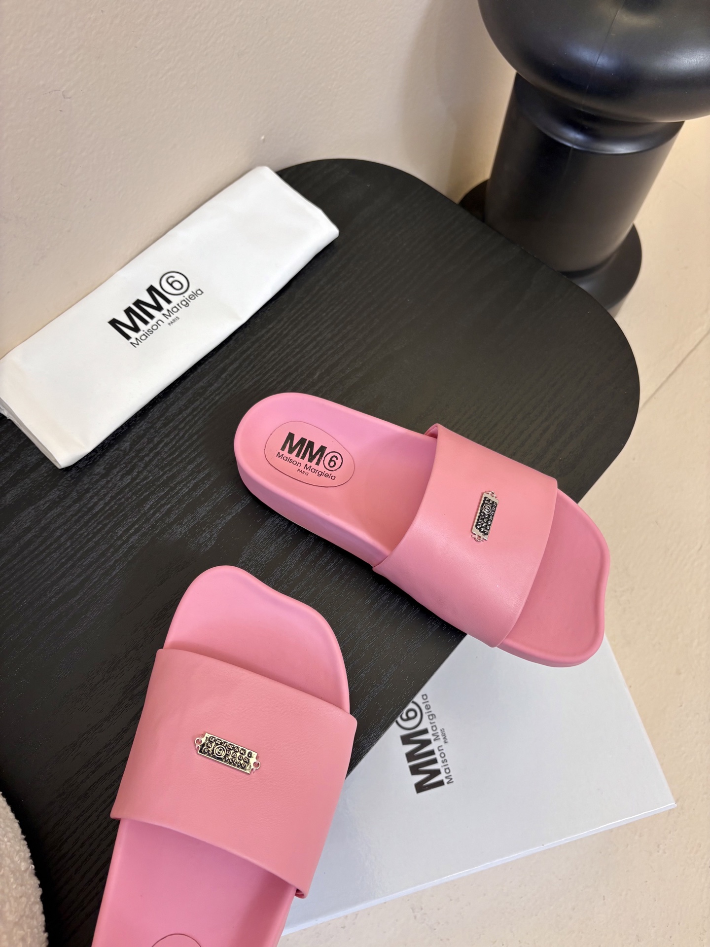 配飞机盒MM6经典造型苹果头又出新款3公分的脚床高度无论从您的海拔还是舒适度都是刚刚好。这款脚床采用了目