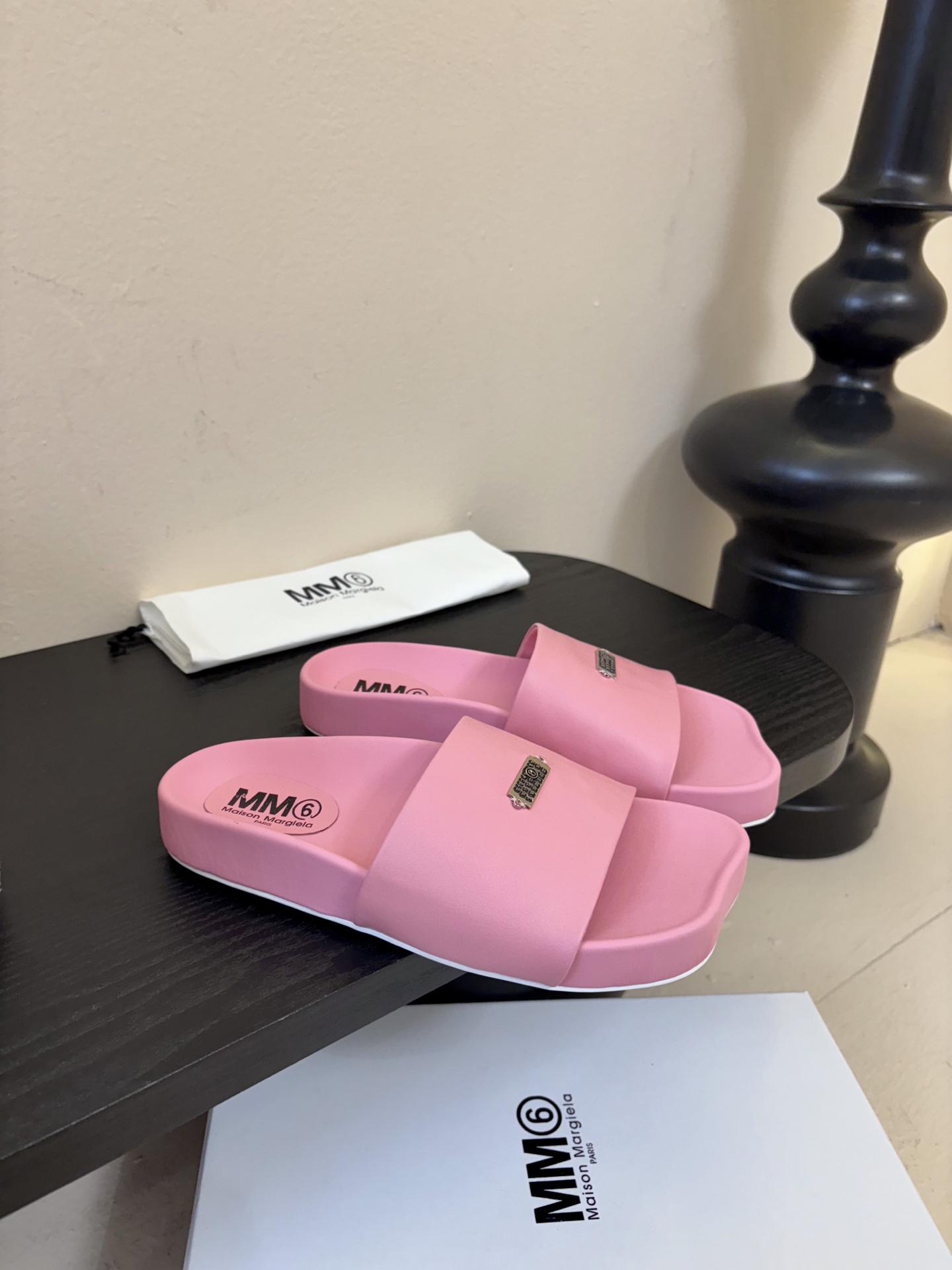 配飞机盒MM6经典造型苹果头又出新款3公分的脚床高度无论从您的海拔还是舒适度都是刚刚好。这款脚床采用了目