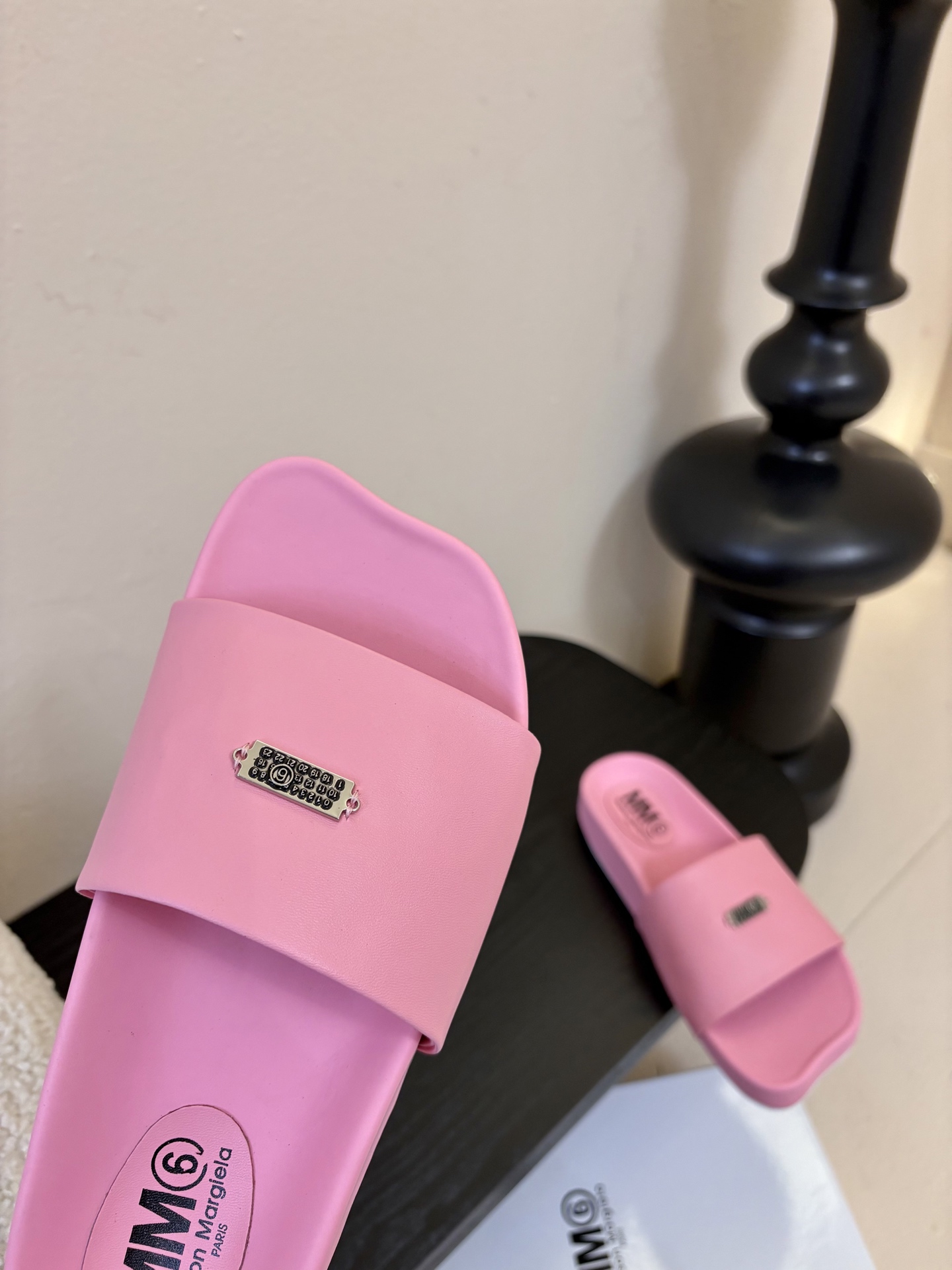 配飞机盒MM6经典造型苹果头又出新款3公分的脚床高度无论从您的海拔还是舒适度都是刚刚好。这款脚床采用了目