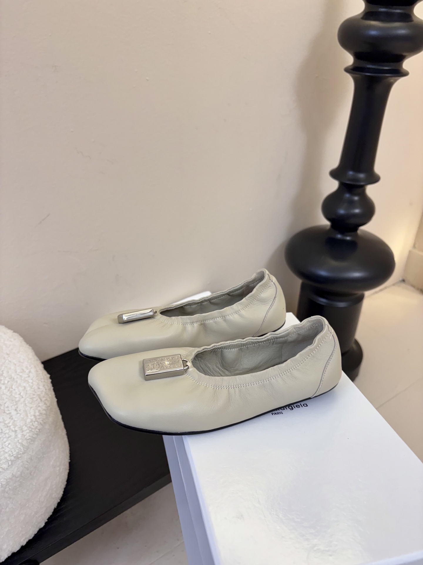 搭配飞机盒MM6新款2026新年春季单品🎉此款超级舒适的巴黎舞鞋、面料和里料选用了特别柔软的水染羊皮、搭