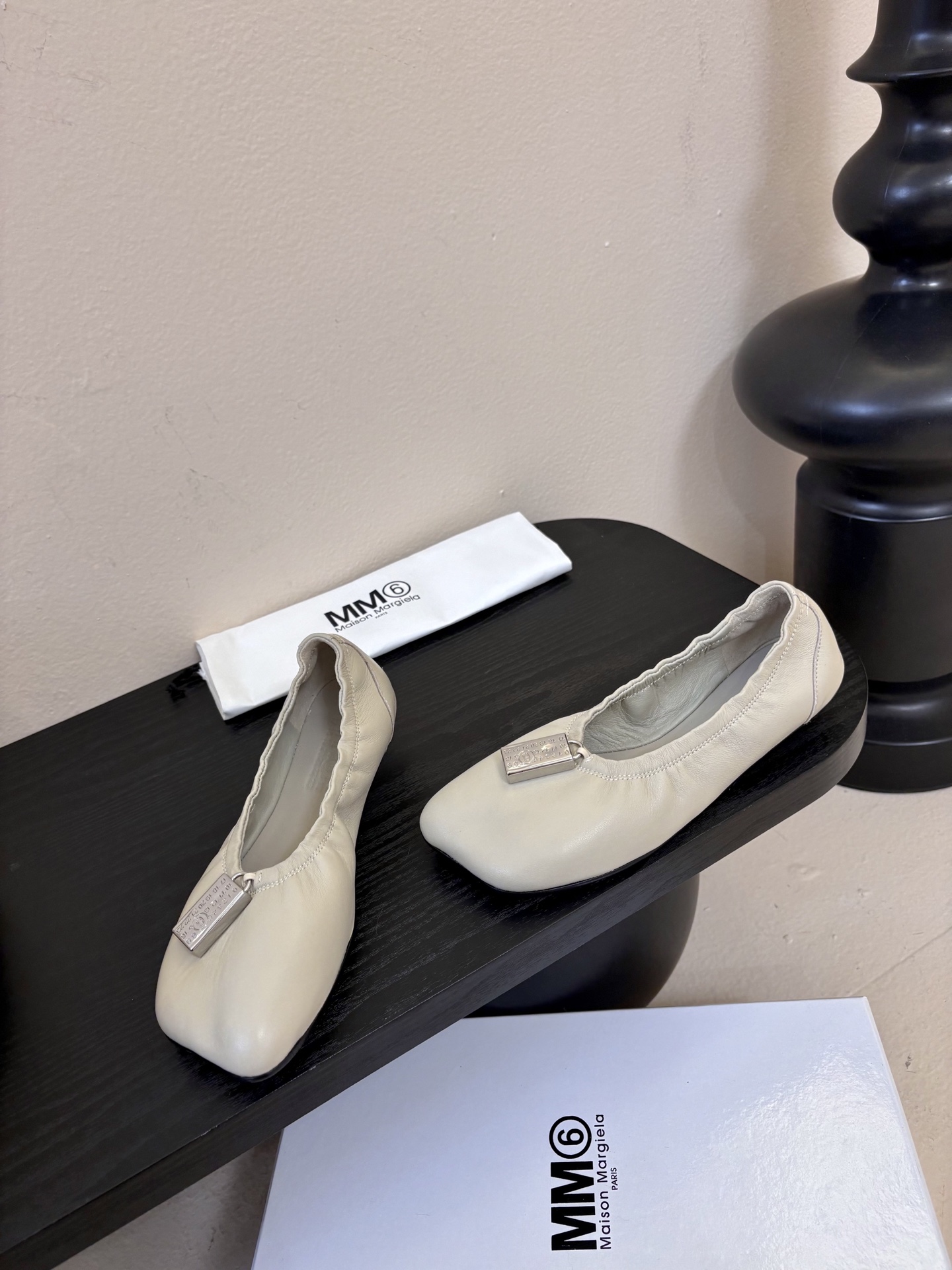 搭配飞机盒MM6新款2026新年春季单品🎉此款超级舒适的巴黎舞鞋、面料和里料选用了特别柔软的水染羊皮、搭