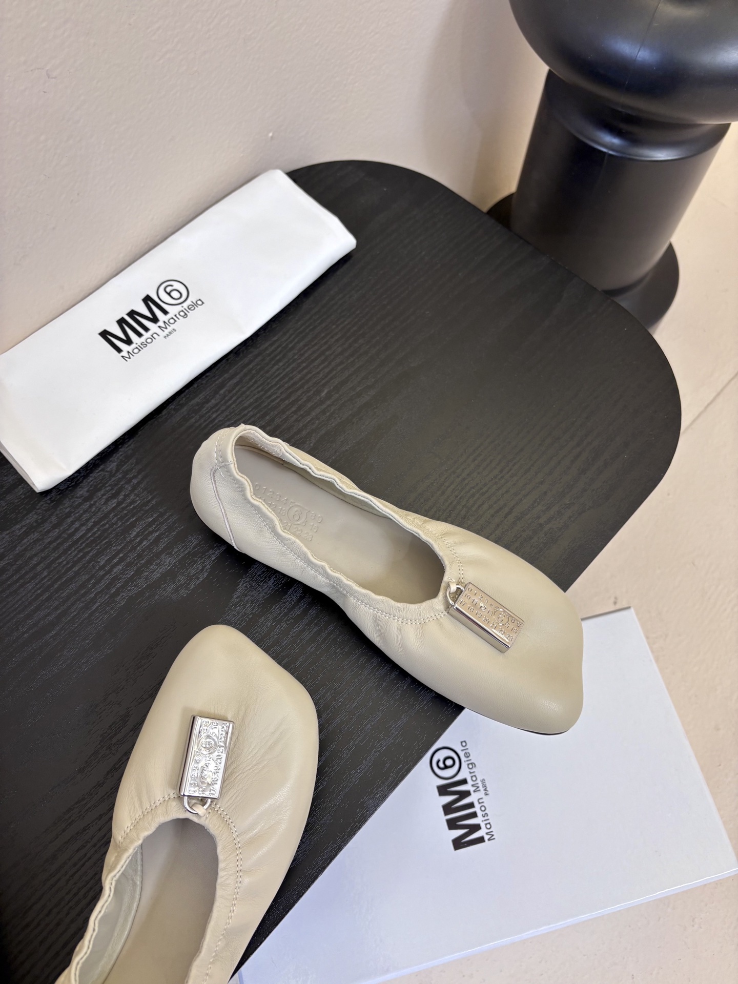 搭配飞机盒MM6新款2026新年春季单品🎉此款超级舒适的巴黎舞鞋、面料和里料选用了特别柔软的水染羊皮、搭