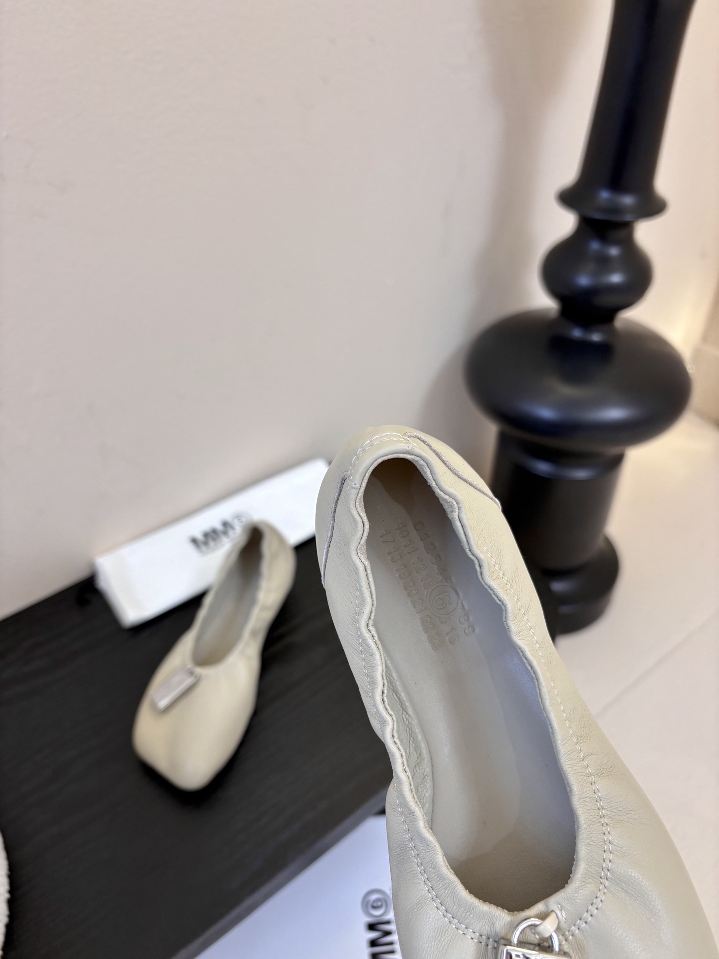 搭配飞机盒MM6新款2026新年春季单品🎉此款超级舒适的巴黎舞鞋、面料和里料选用了特别柔软的水染羊皮、搭