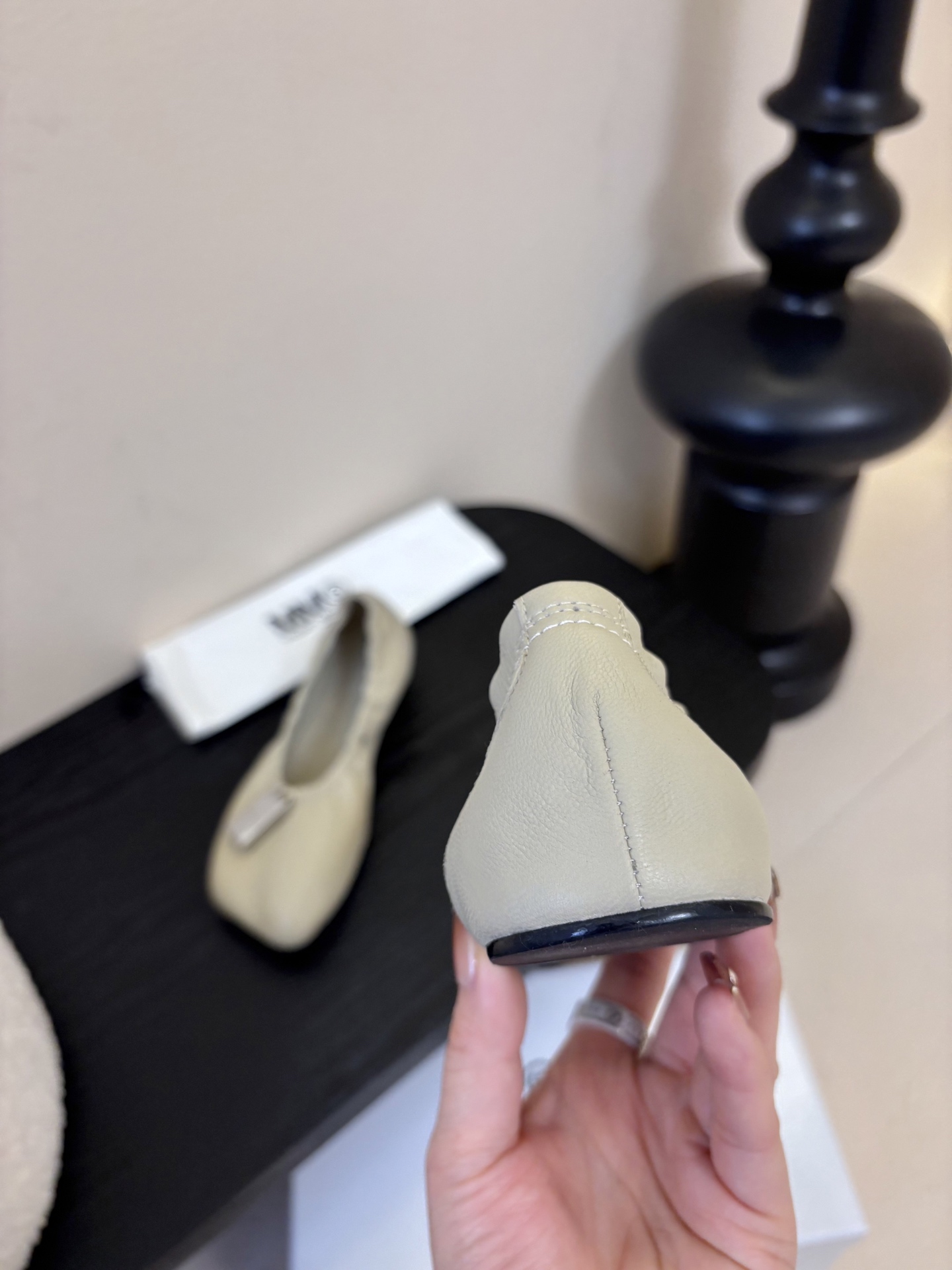 搭配飞机盒MM6新款2026新年春季单品🎉此款超级舒适的巴黎舞鞋、面料和里料选用了特别柔软的水染羊皮、搭