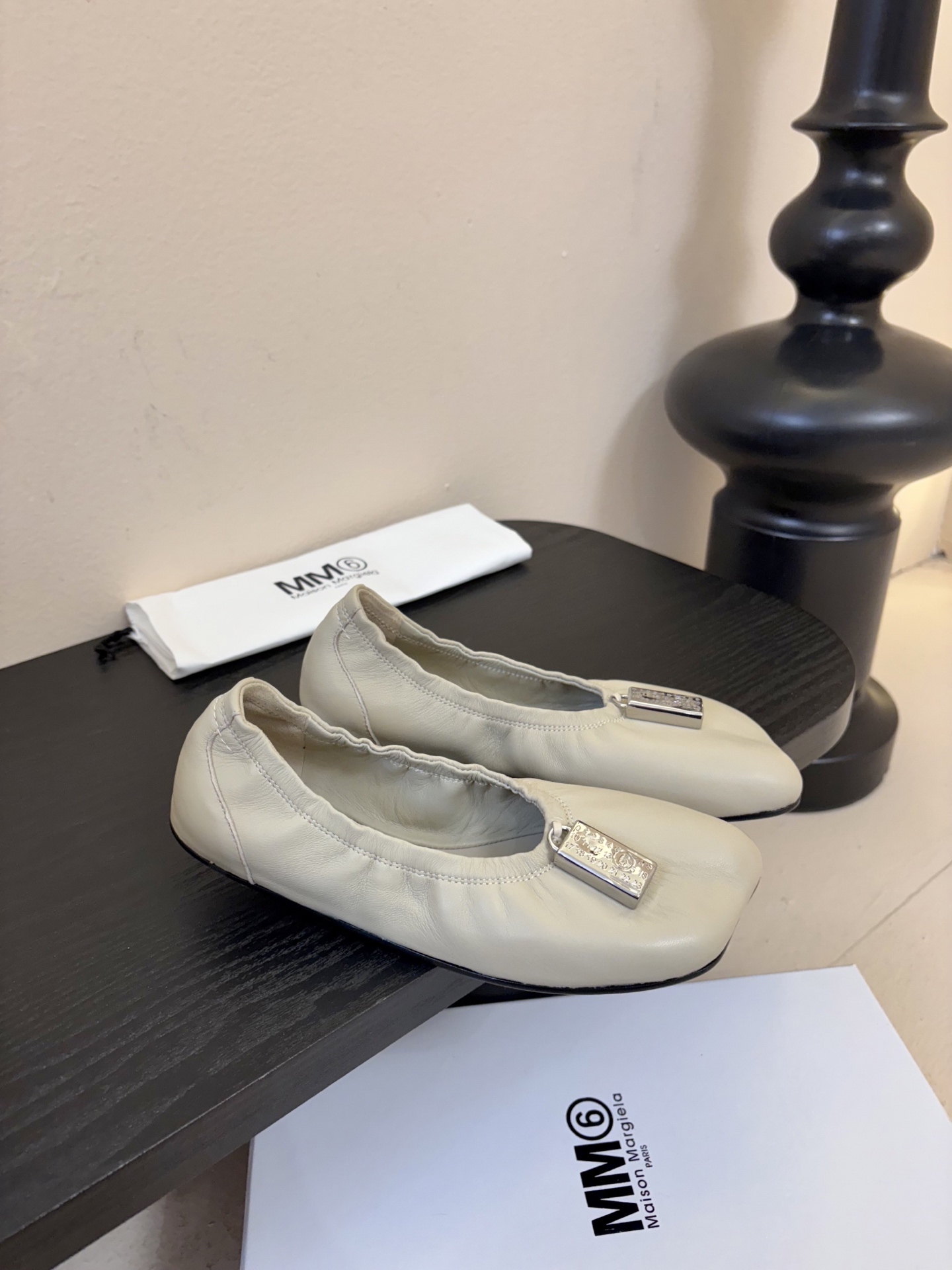 搭配飞机盒MM6新款2026新年春季单品🎉此款超级舒适的巴黎舞鞋、面料和里料选用了特别柔软的水染羊皮、搭