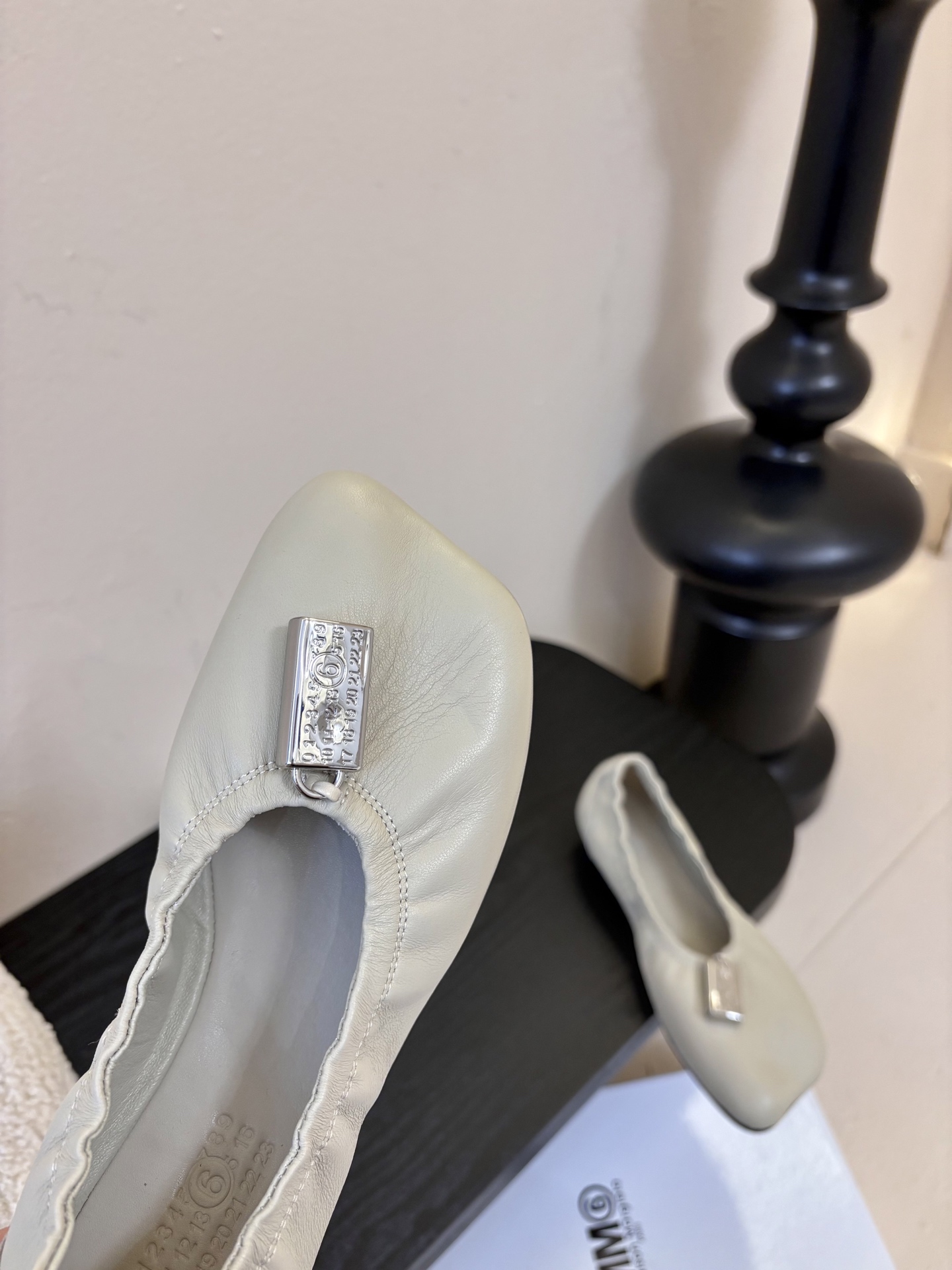 搭配飞机盒MM6新款2026新年春季单品🎉此款超级舒适的巴黎舞鞋、面料和里料选用了特别柔软的水染羊皮、搭