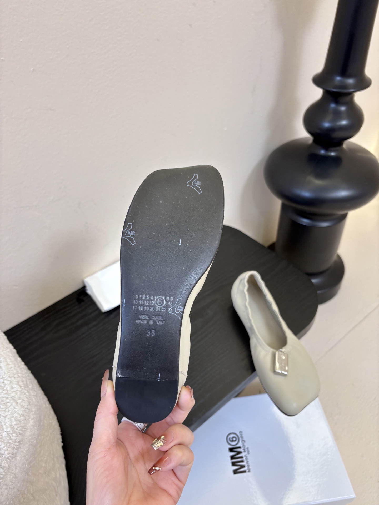 搭配飞机盒MM6新款2026新年春季单品🎉此款超级舒适的巴黎舞鞋、面料和里料选用了特别柔软的水染羊皮、搭