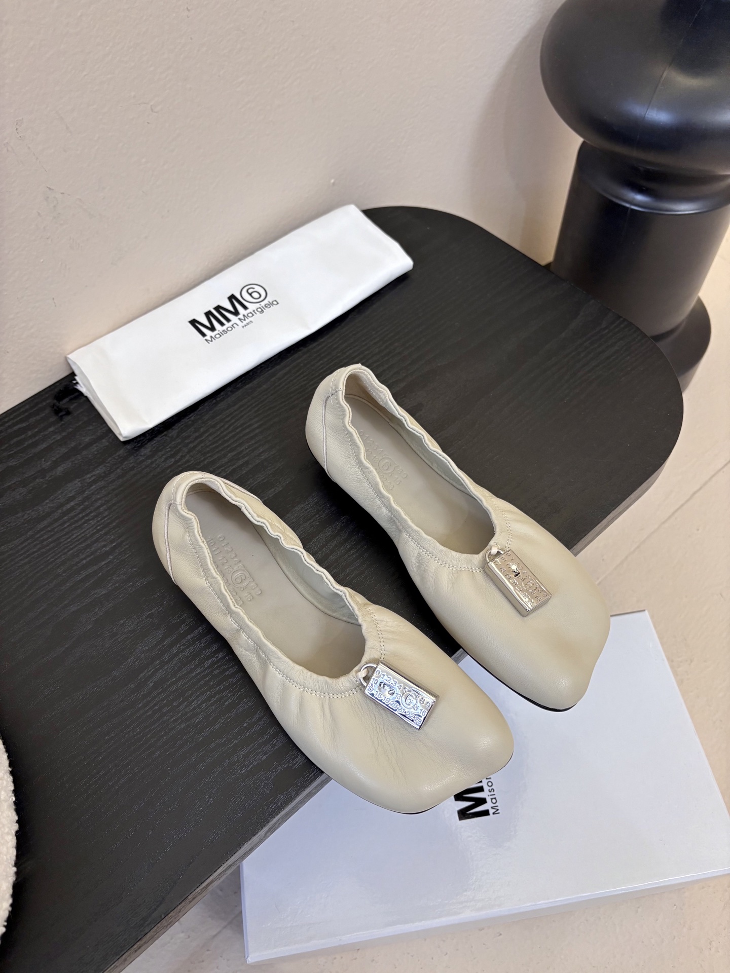 搭配飞机盒MM6新款2026新年春季单品🎉此款超级舒适的巴黎舞鞋、面料和里料选用了特别柔软的水染羊皮、搭