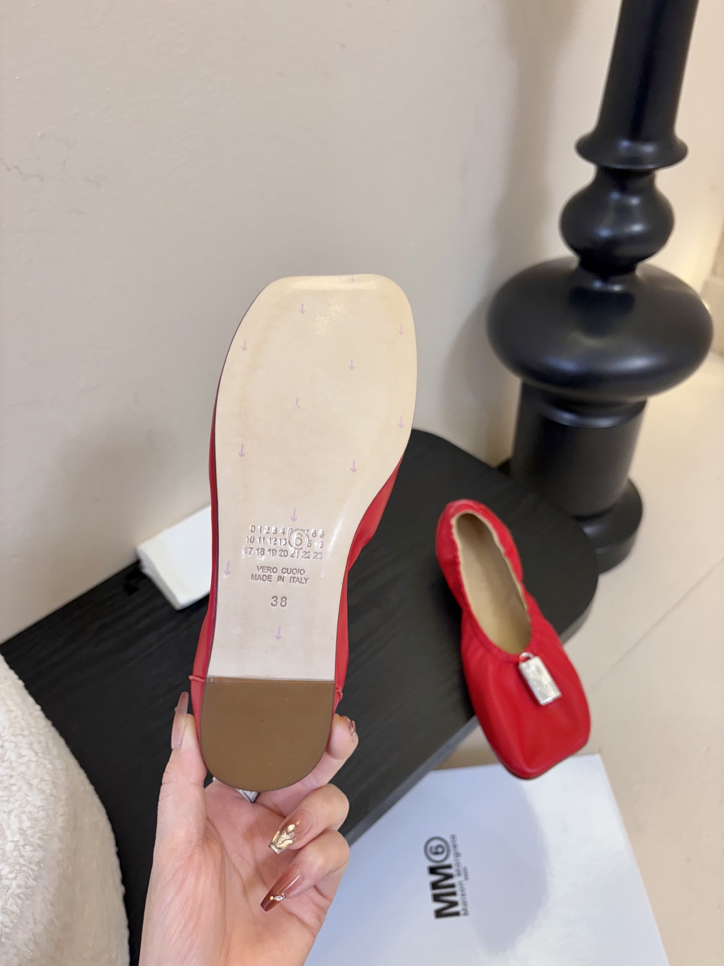 搭配飞机盒MM6新款2026新年春季单品🎉此款超级舒适的巴黎舞鞋、面料和里料选用了特别柔软的水染羊皮、搭