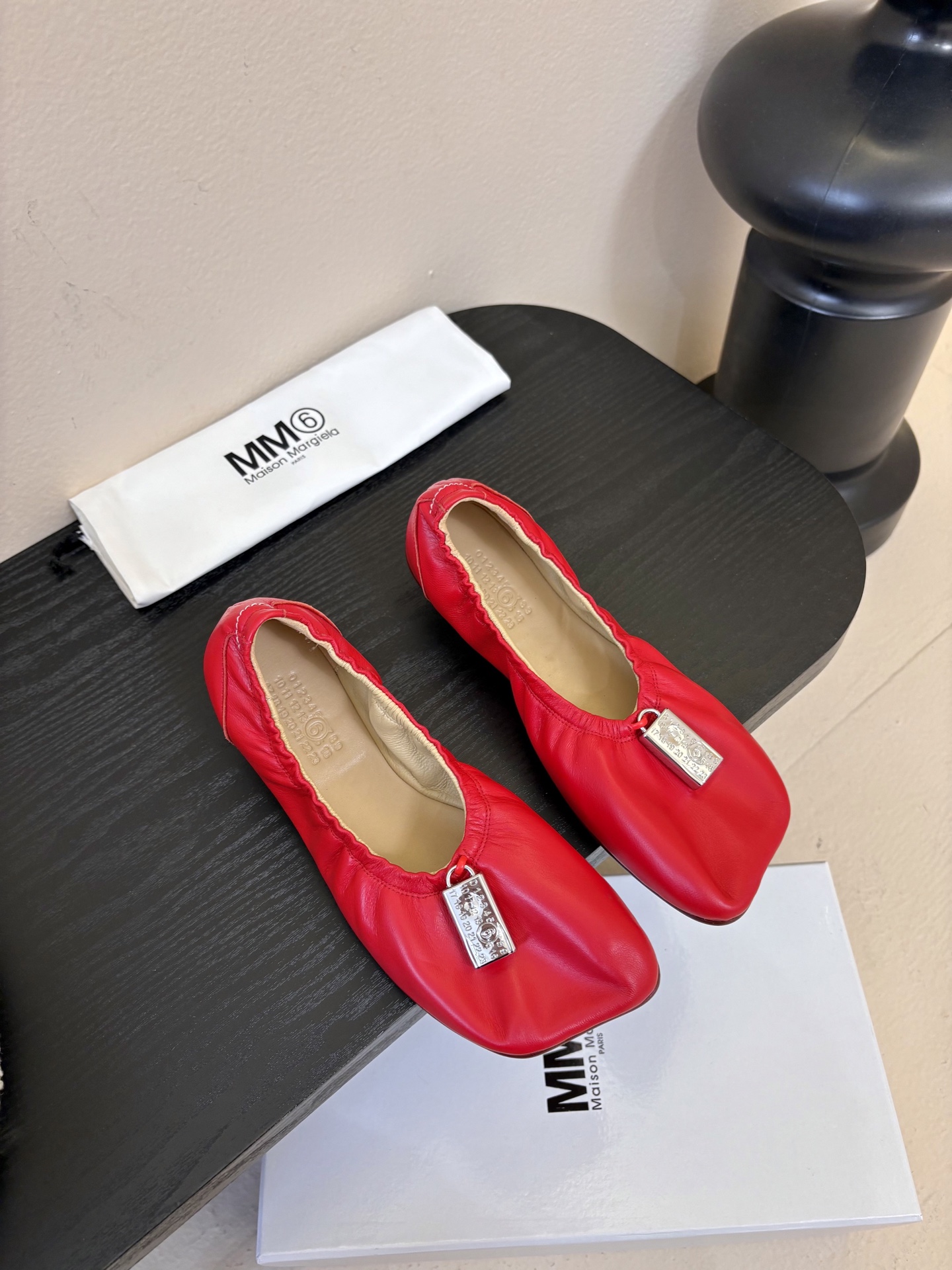 搭配飞机盒MM6新款2026新年春季单品🎉此款超级舒适的巴黎舞鞋、面料和里料选用了特别柔软的水染羊皮、搭