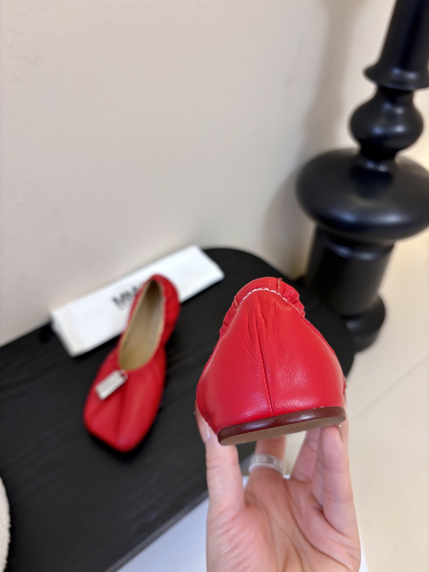 搭配飞机盒MM6新款2026新年春季单品🎉此款超级舒适的巴黎舞鞋、面料和里料选用了特别柔软的水染羊皮、搭