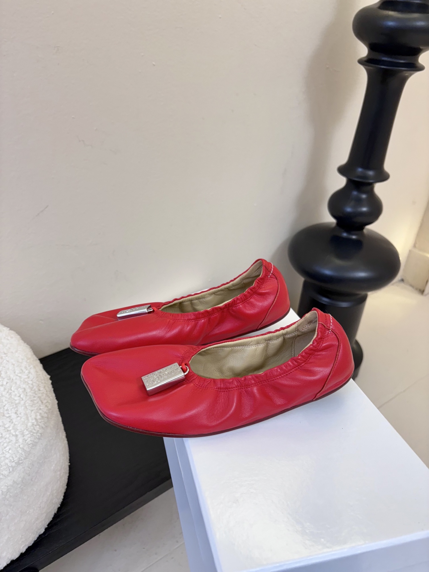 搭配飞机盒MM6新款2026新年春季单品🎉此款超级舒适的巴黎舞鞋、面料和里料选用了特别柔软的水染羊皮、搭