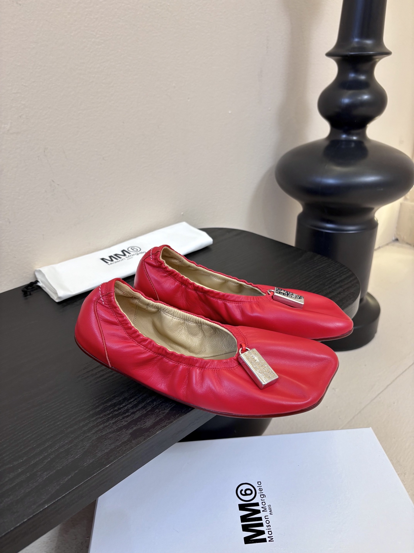 搭配飞机盒MM6新款2026新年春季单品🎉此款超级舒适的巴黎舞鞋、面料和里料选用了特别柔软的水染羊皮、搭