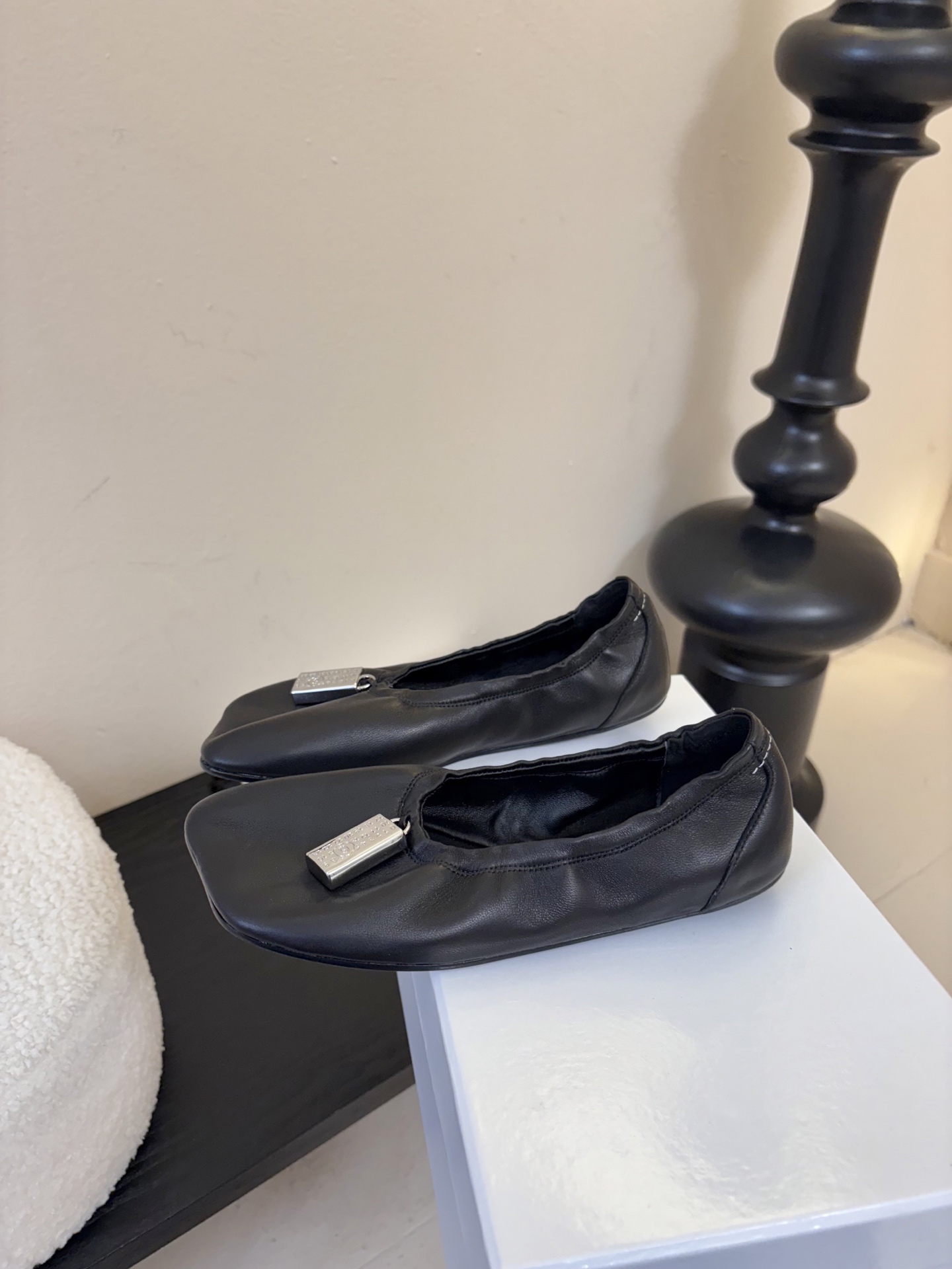 搭配飞机盒MM6新款2026新年春季单品🎉此款超级舒适的巴黎舞鞋、面料和里料选用了特别柔软的水染羊皮、搭