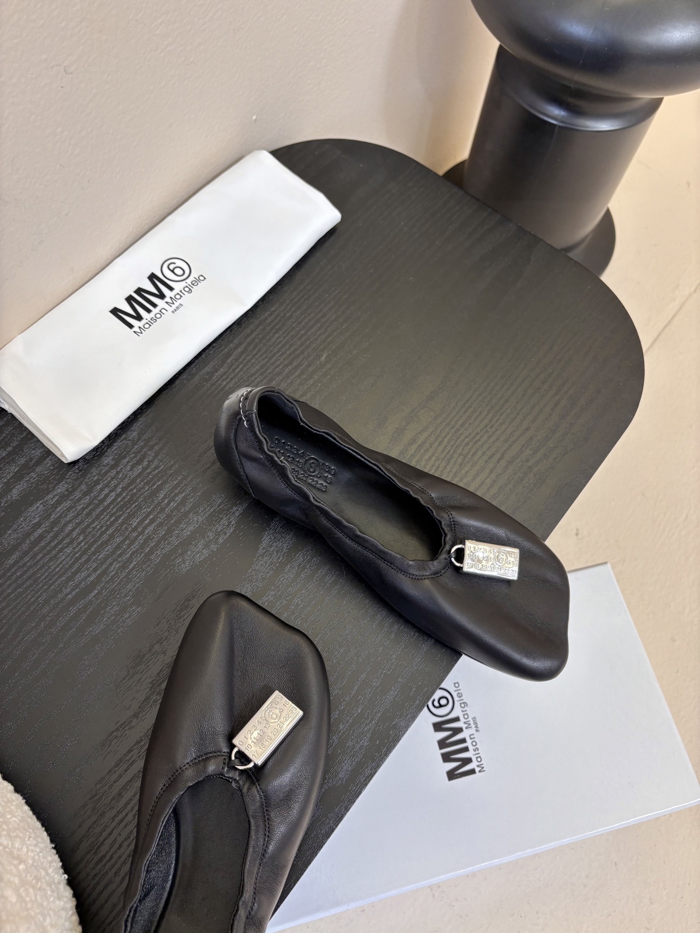 搭配飞机盒MM6新款2026新年春季单品🎉此款超级舒适的巴黎舞鞋、面料和里料选用了特别柔软的水染羊皮、搭