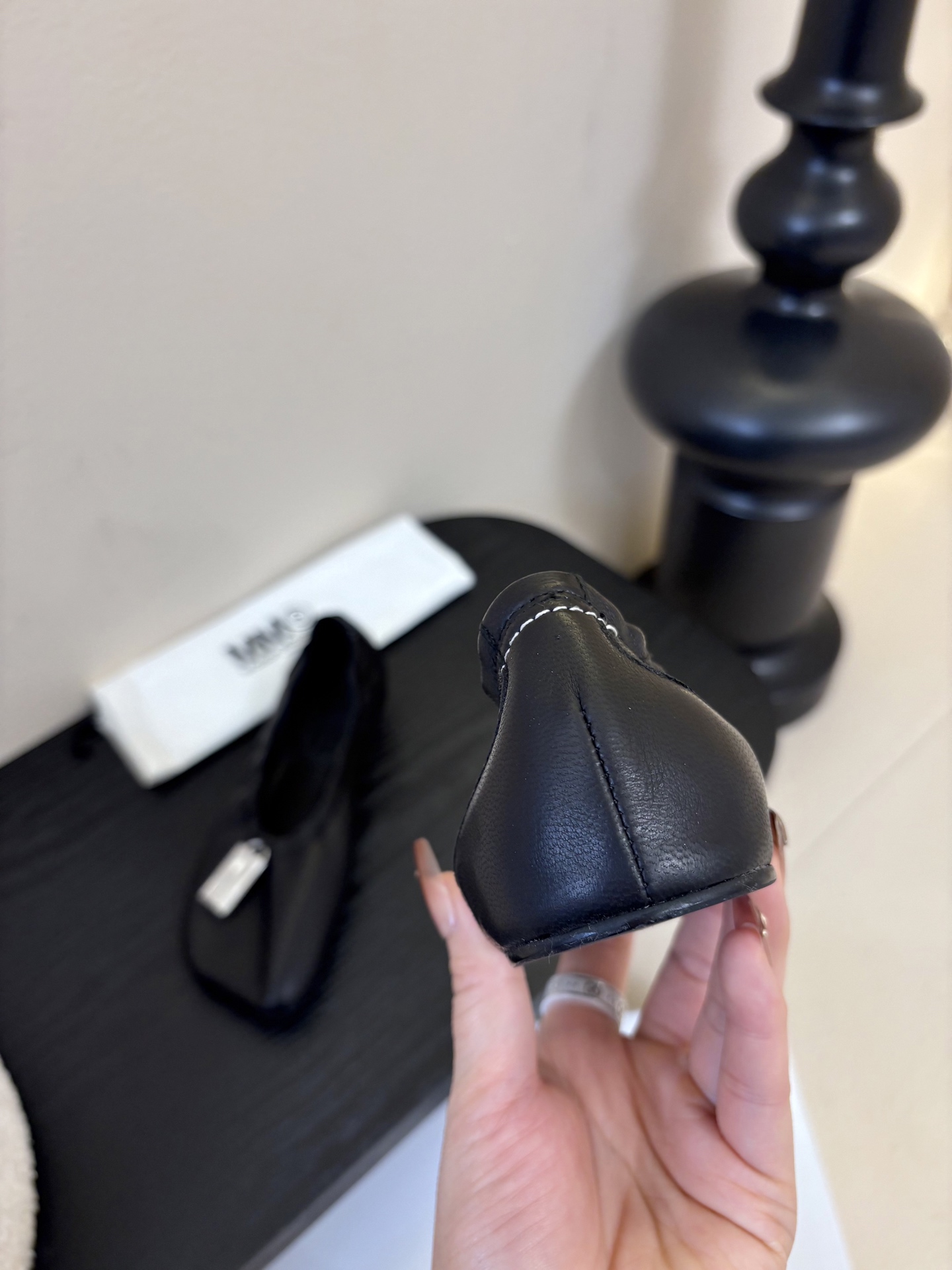 搭配飞机盒MM6新款2026新年春季单品🎉此款超级舒适的巴黎舞鞋、面料和里料选用了特别柔软的水染羊皮、搭