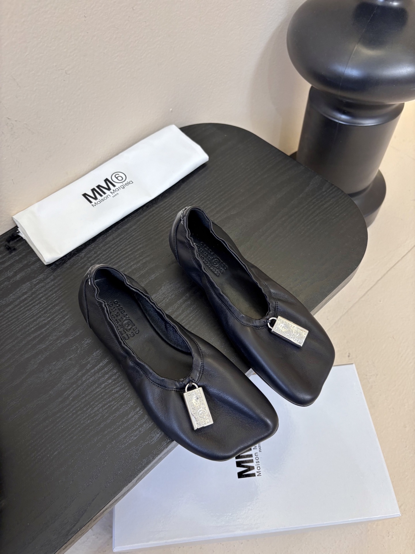 NO:694967,Paired with an airplane box, MM6's new 2026 New Year spring item. These super comfortable Parisian dance shoes are made of particularly soft water-dyed sheepskin for fabric and lining. They can be matched with pants or skirts. The upper is also ingeniously matched with a lock with MM6 classic words, which means locking all the surprises and happiness in 2026. Size 35-40 with original packaging, single shoes, masion margiela, skirts, sheepskin19860909搭配飞机盒 MM6新款2026新年春季单品 此款超级舒适的巴黎舞鞋、面料和里料选用了特别柔软的水染羊皮、搭配裤子、裙子都万能 鞋面还别处匠心的搭配了一个MM6经典字样的一把锁、寓意锁住2026年所有的惊喜与幸福 码数35-40搭配原版包装,单鞋,masion margiela,skirts,sheepskin,Women's Shoes