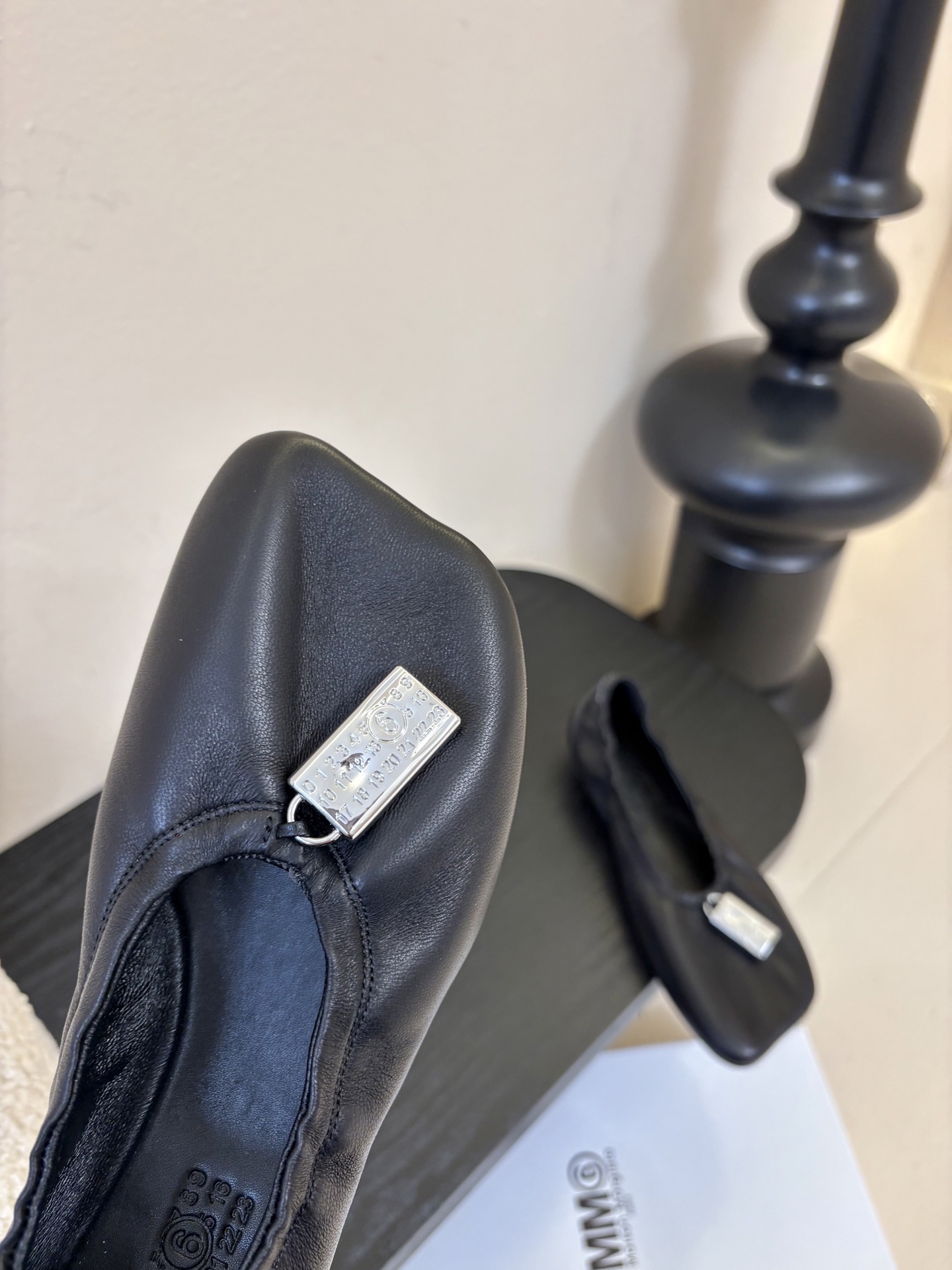 搭配飞机盒MM6新款2026新年春季单品🎉此款超级舒适的巴黎舞鞋、面料和里料选用了特别柔软的水染羊皮、搭