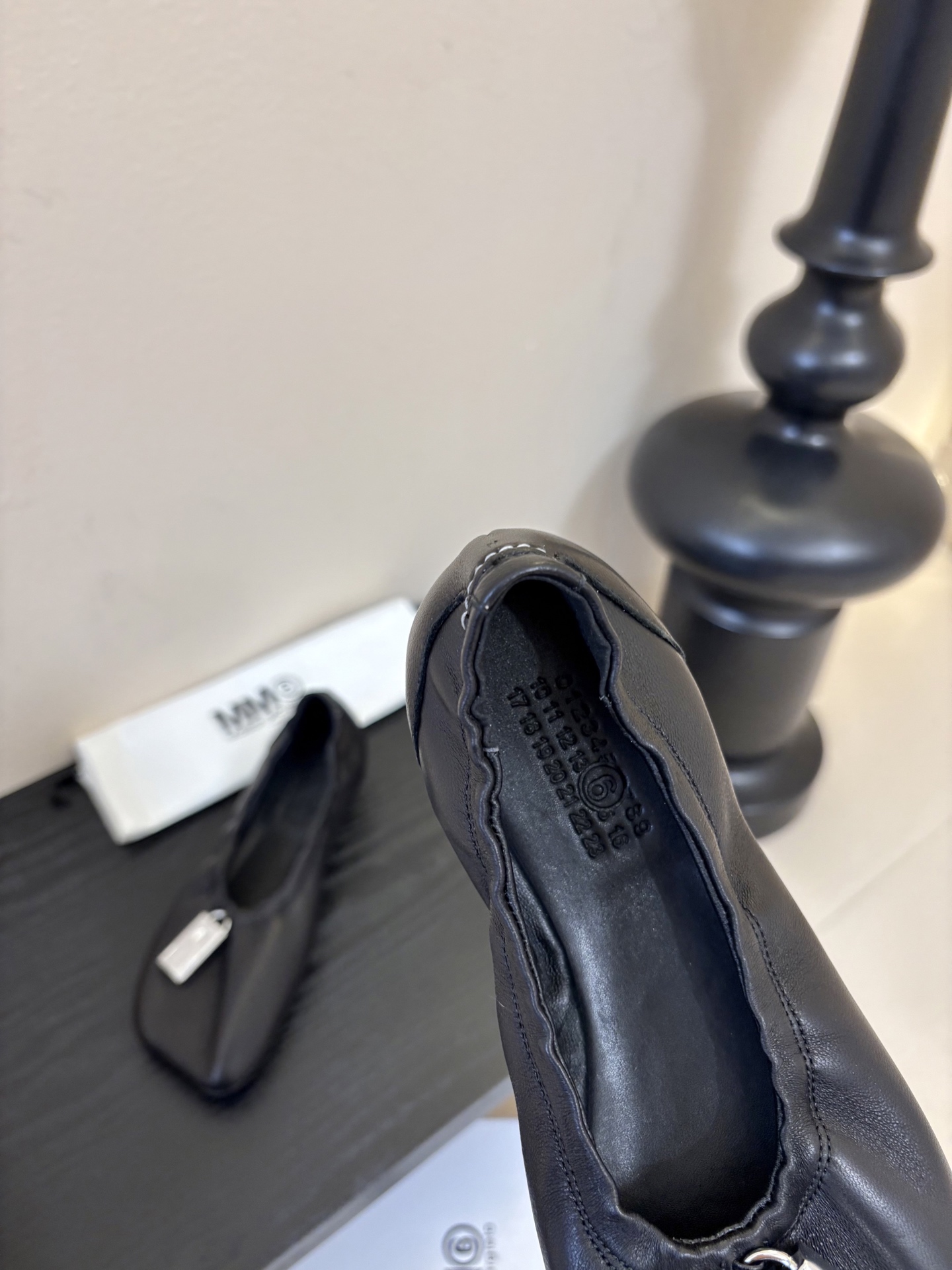 搭配飞机盒MM6新款2026新年春季单品🎉此款超级舒适的巴黎舞鞋、面料和里料选用了特别柔软的水染羊皮、搭