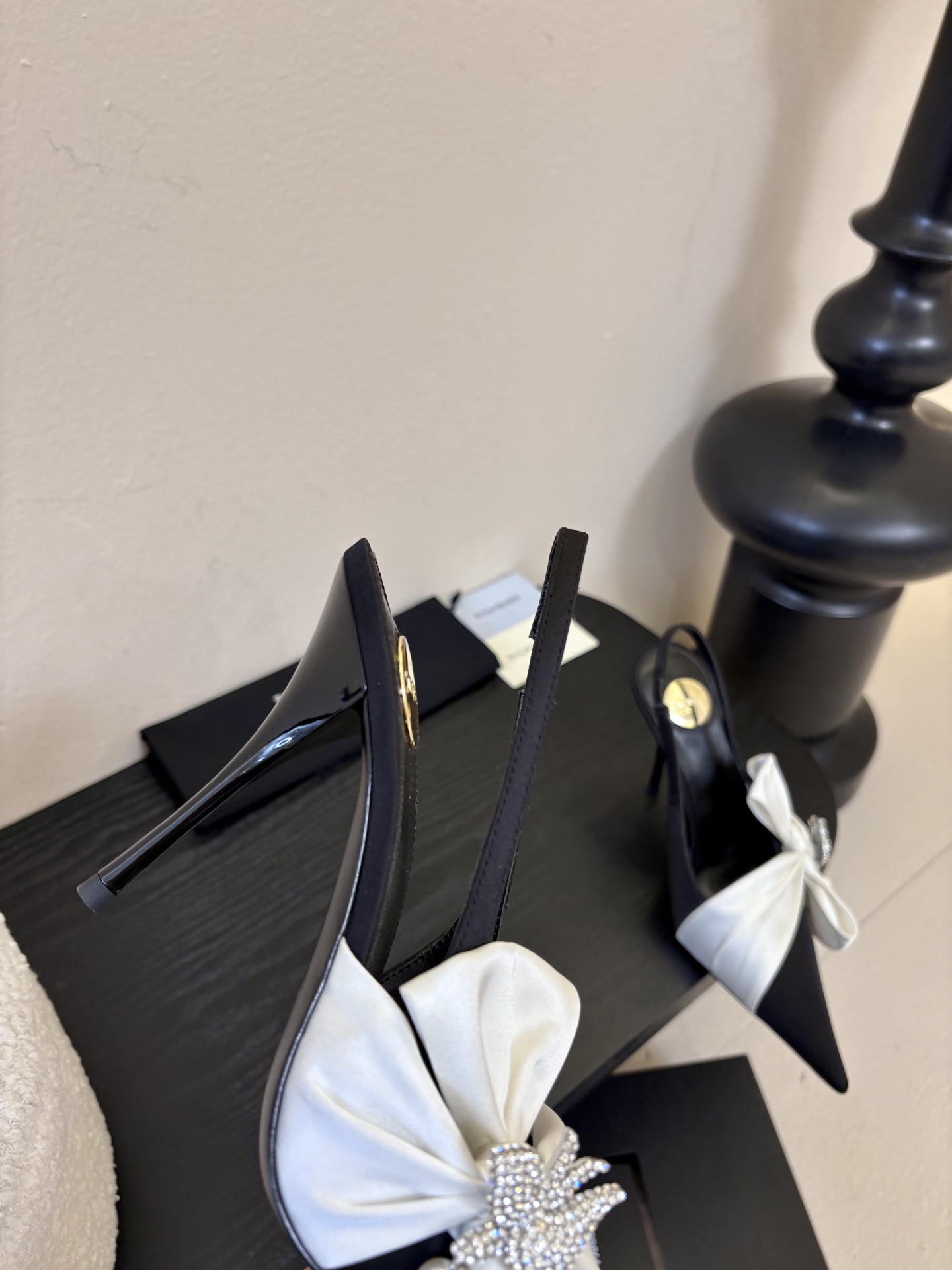 圣罗兰Saint Lauren* ss新YSL Logo尖头凉鞋Ysl走秀款高跟鞋 各种小裙子搭配起来 