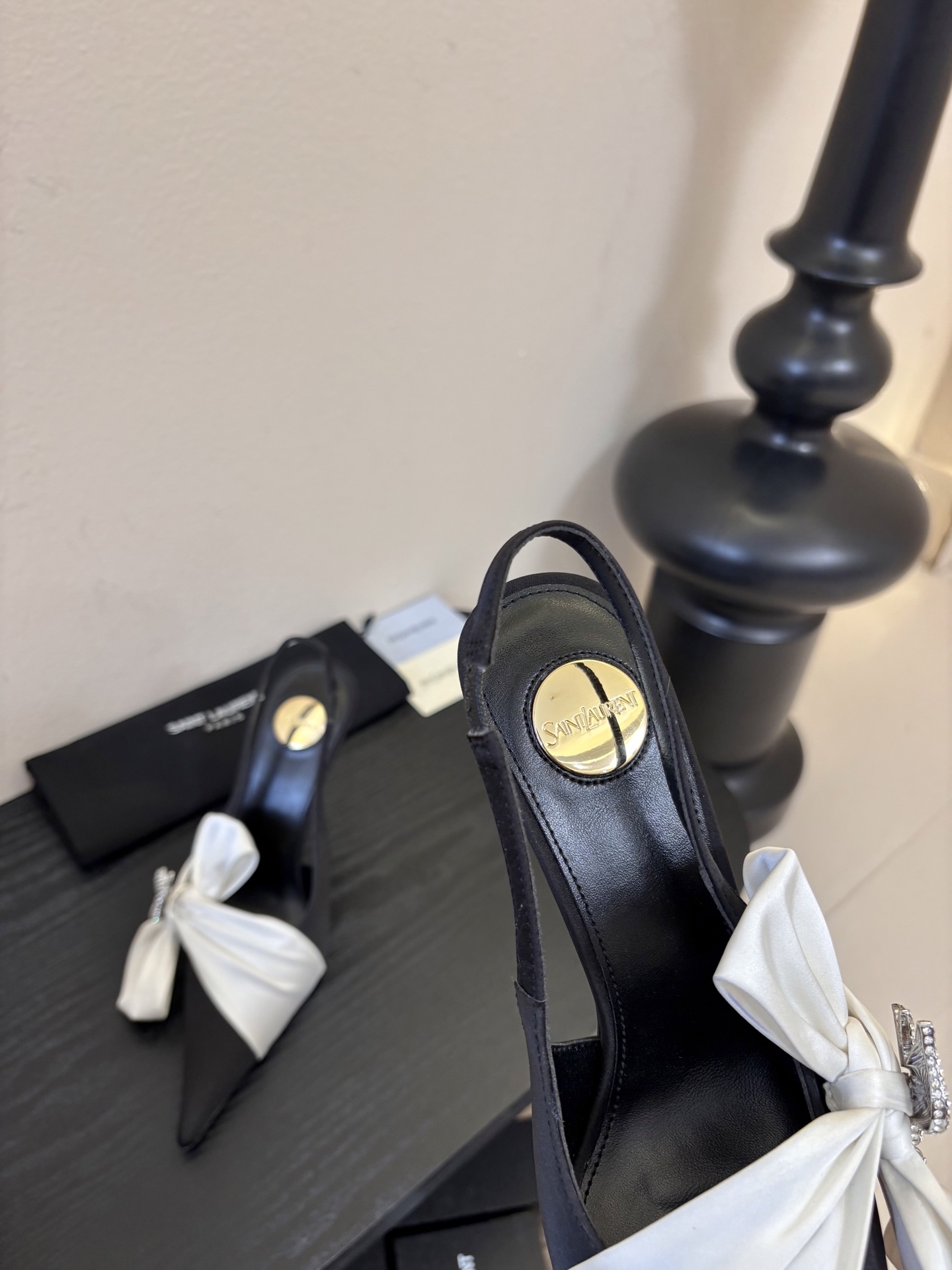 圣罗兰Saint Lauren* ss新YSL Logo尖头凉鞋Ysl走秀款高跟鞋 各种小裙子搭配起来 