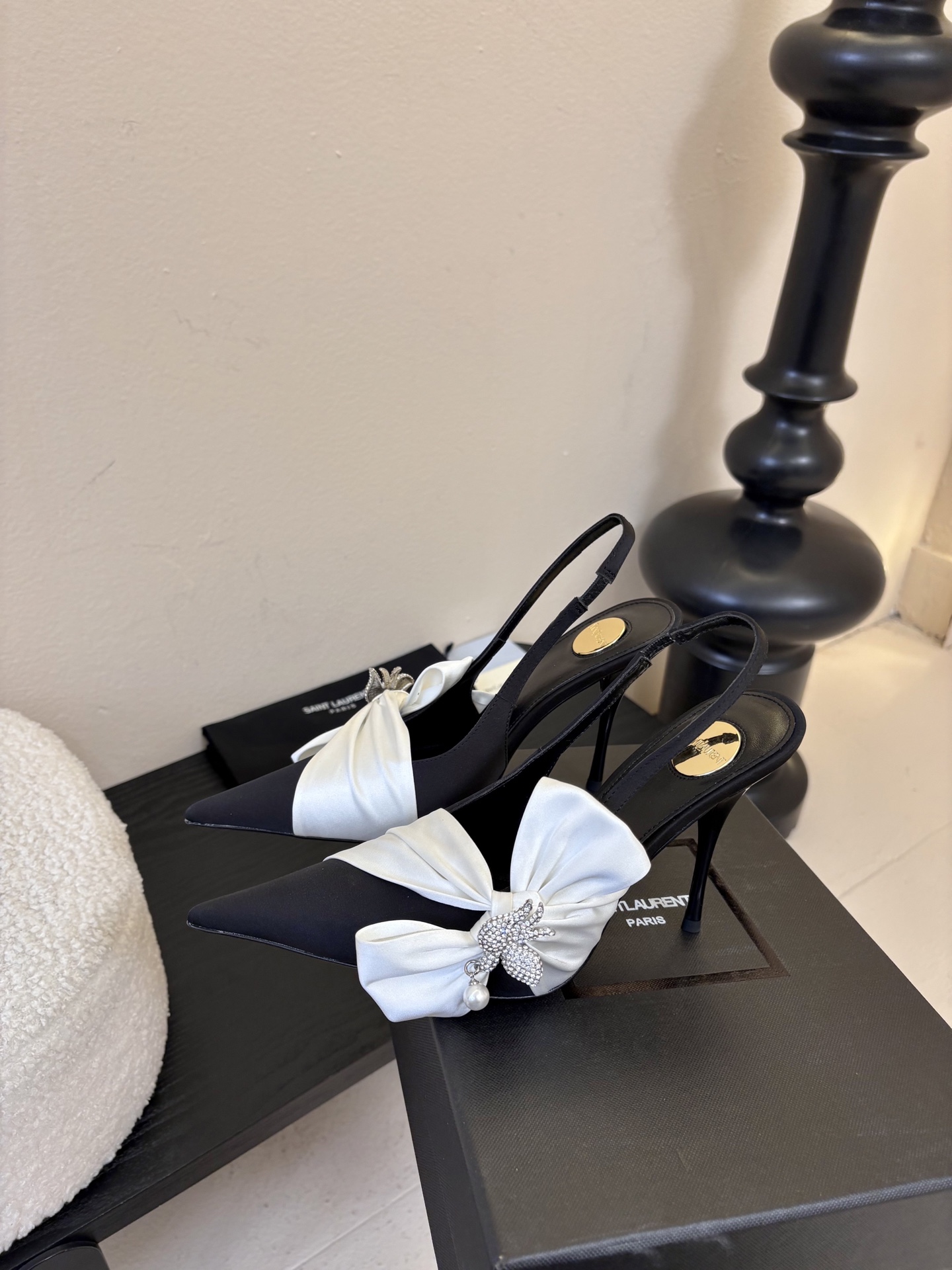 圣罗兰Saint Lauren* ss新YSL Logo尖头凉鞋Ysl走秀款高跟鞋 各种小裙子搭配起来 