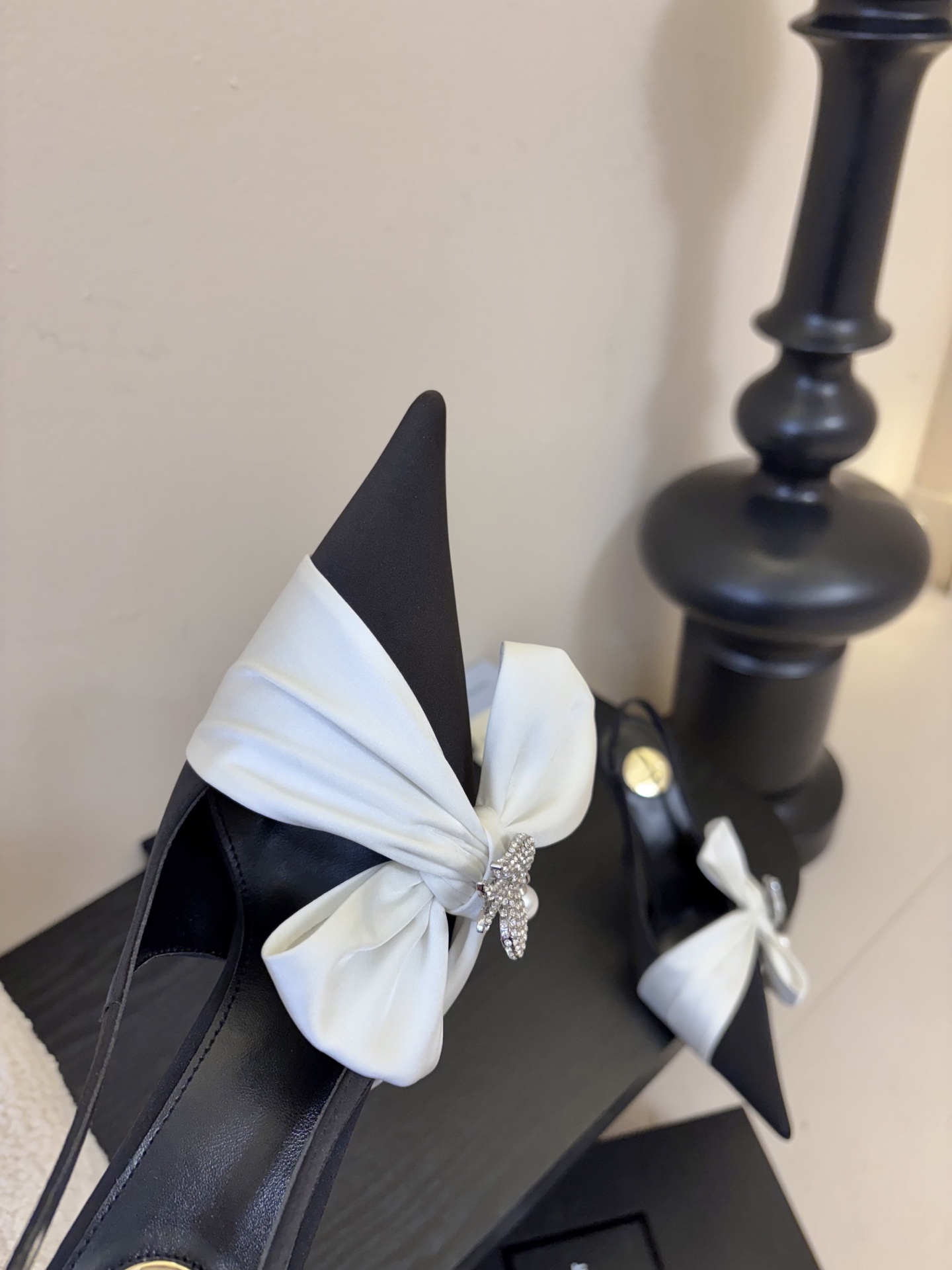 圣罗兰Saint Lauren* ss新YSL Logo尖头凉鞋Ysl走秀款高跟鞋 各种小裙子搭配起来 