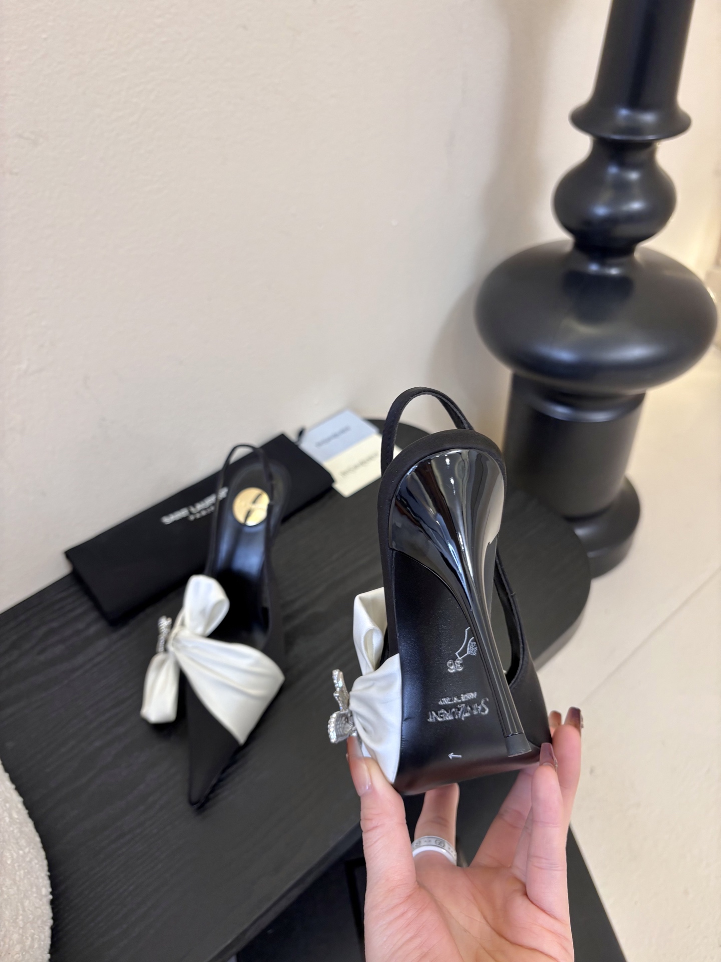 圣罗兰Saint Lauren* ss新YSL Logo尖头凉鞋Ysl走秀款高跟鞋 各种小裙子搭配起来 