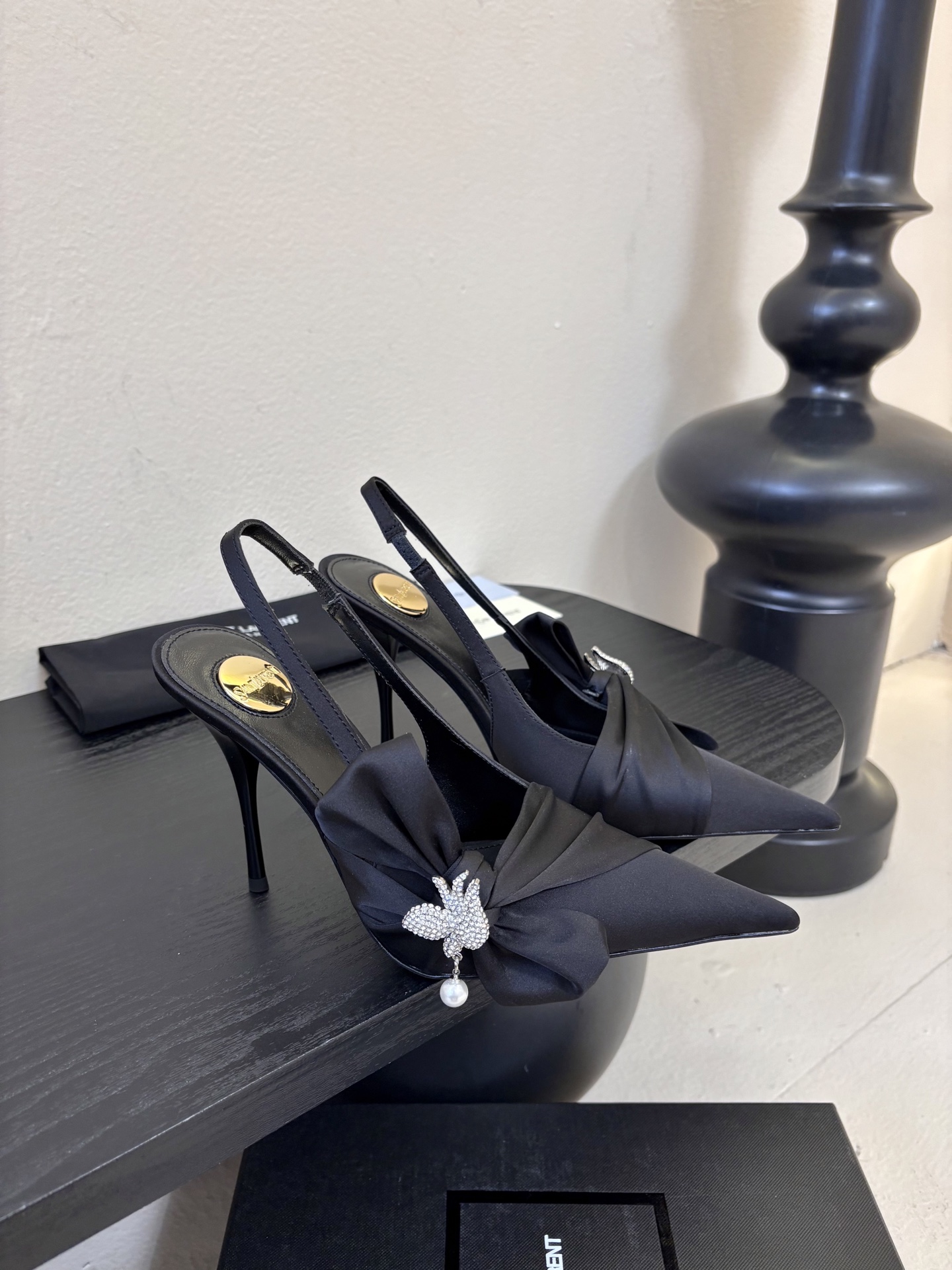 圣罗兰Saint Lauren* ss新YSL Logo尖头凉鞋Ysl走秀款高跟鞋 各种小裙子搭配起来 