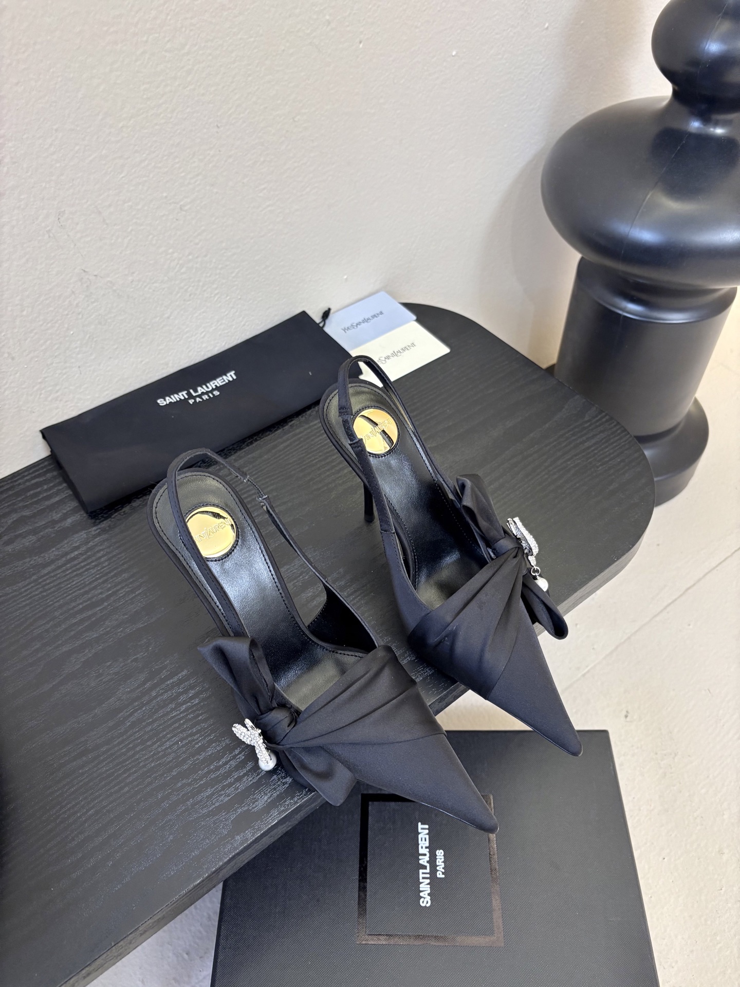 NO:694951,Saint Lauren* ss new YSL Logo pointed-toe sandals and Ysl catwalk style high heels. Match them with various small skirts. You don’t have to choose the shape of your feet at all. Ysl Logo heels are particularly beautiful!  Under the illumination of the light, the illusion of color appears. It is so beautiful that the whiteness of the upper toes makes people look head-high!  Unleash the infinite elegance and charm and explore more high-heeled shoes!  Fabric silk, lining sheepskin, outsole leather outsole, size 35-40 (40 customized), high heels sandals, saint laurent, saint laurent, saint laurent, sandals, high heels, skirts, sheepskin, real silk, Leather soles19860909圣罗兰Saint Lauren* ss新YSL Logo尖头凉鞋 Ysl走秀款高跟鞋 各种小裙子搭配起来 完全不挑脚型哦 Ysl Logo跟特别好看！在光线的照耀下呈现幻彩 真的美的过分 上脚显白的让人上头！释放无限优雅魅力 探索更多臻选高跟鞋！ 面料真丝 内里羊皮 大底真皮大底 码数35-40（40定制）,高跟鞋凉鞋,saint laurent,saint laurent,saint laurent,sandals,high heels,skirts,sheepskin,real silk,Leather soles,Women's Shoes