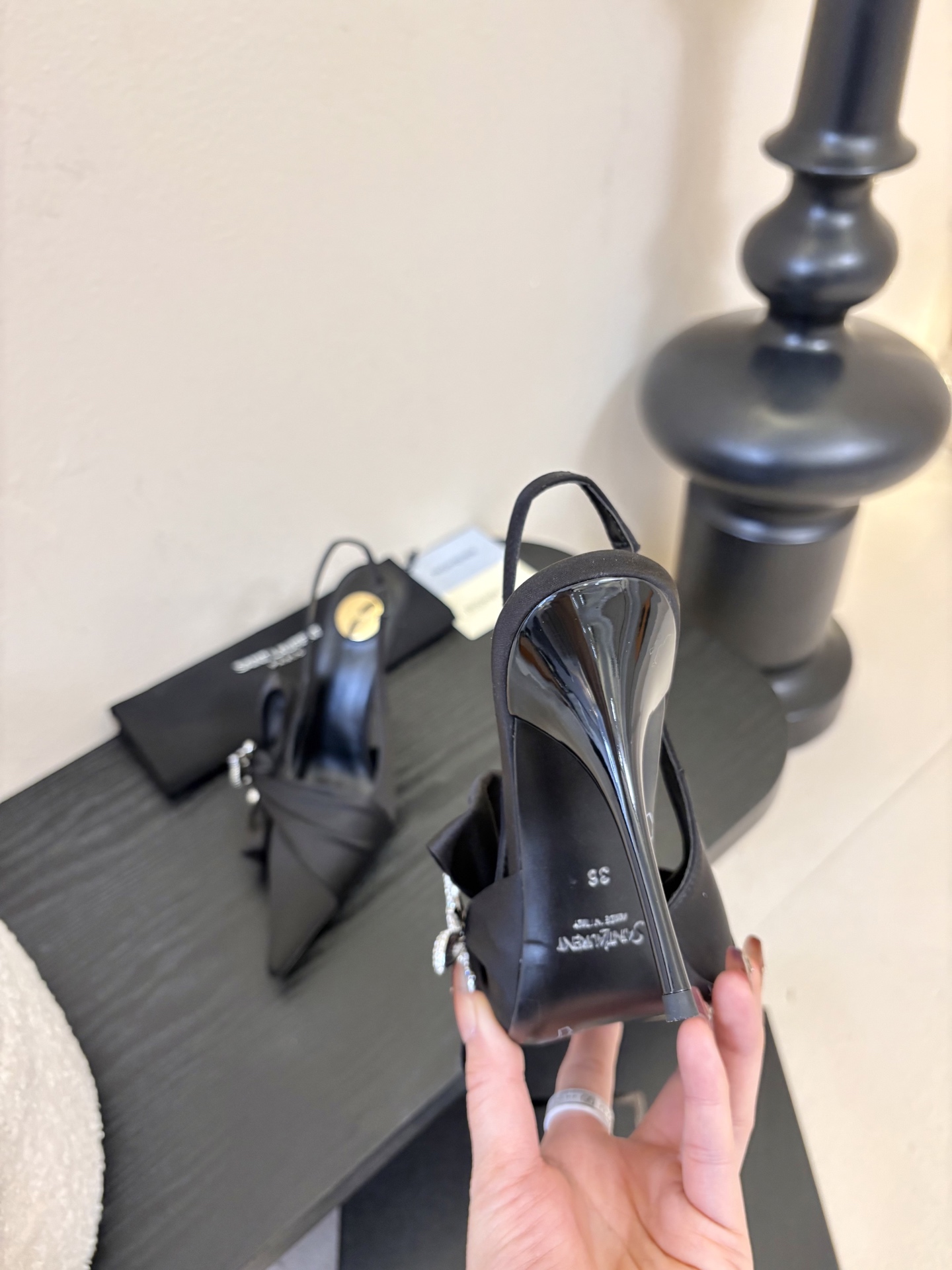 圣罗兰Saint Lauren* ss新YSL Logo尖头凉鞋Ysl走秀款高跟鞋 各种小裙子搭配起来 