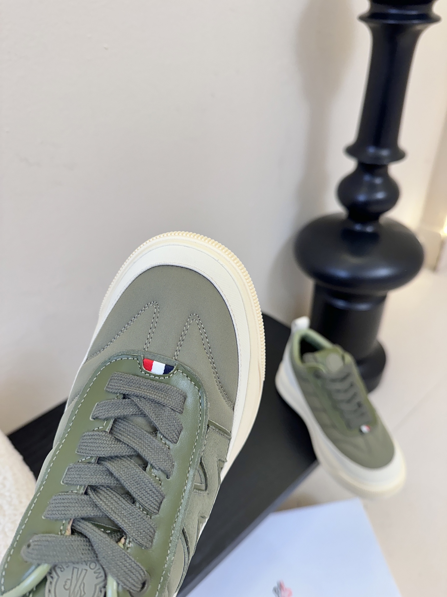 Moncler Altive Mid 系列饼干鞋灵感源自 Moncler 典藏系列，将大胆设计与实用功能