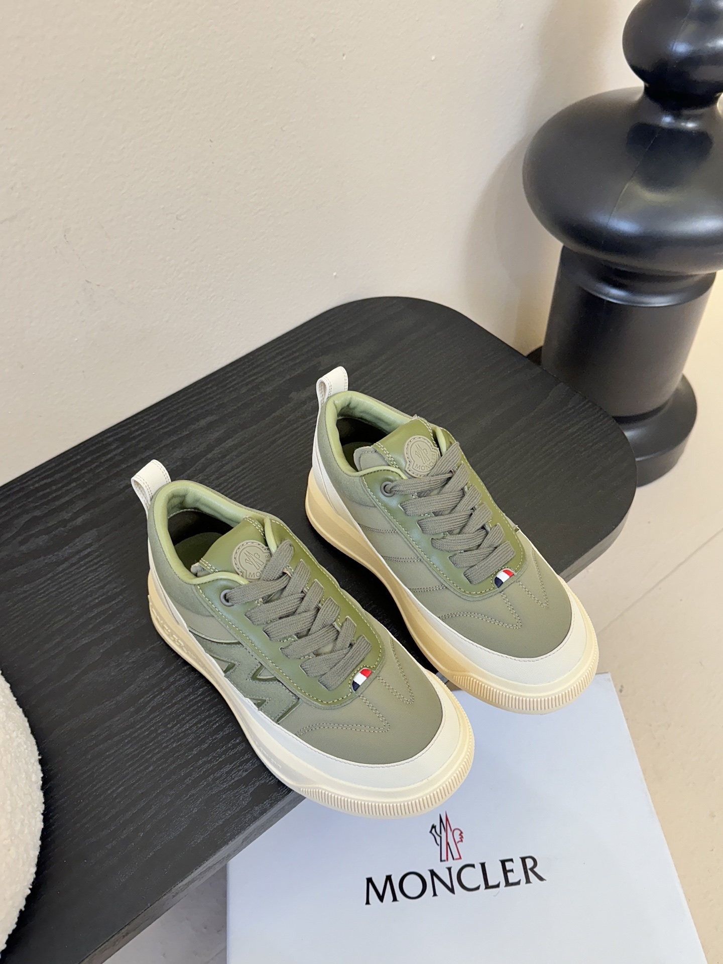 Moncler Altive Mid 系列饼干鞋灵感源自 Moncler 典藏系列，将大胆设计与实用功能