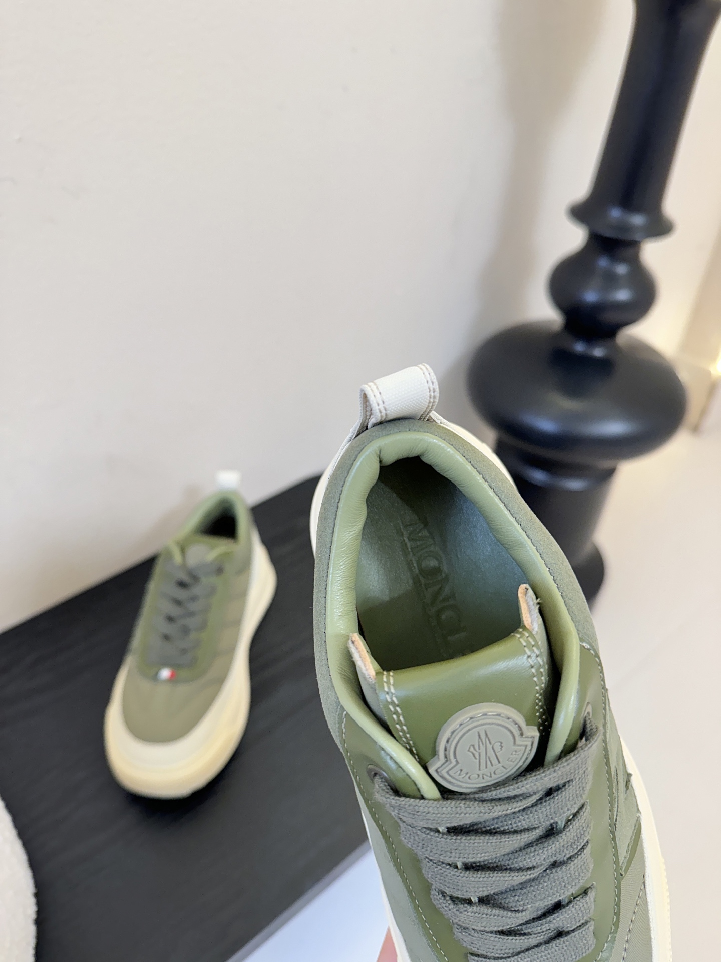 Moncler Altive Mid 系列饼干鞋灵感源自 Moncler 典藏系列，将大胆设计与实用功能