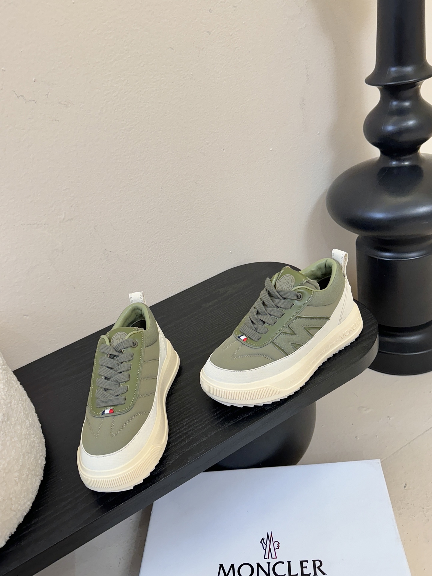 Moncler Altive Mid 系列饼干鞋灵感源自 Moncler 典藏系列，将大胆设计与实用功能