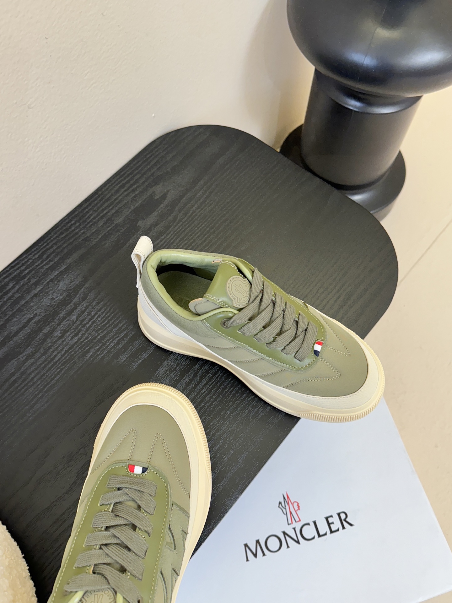 Moncler Altive Mid 系列饼干鞋灵感源自 Moncler 典藏系列，将大胆设计与实用功能