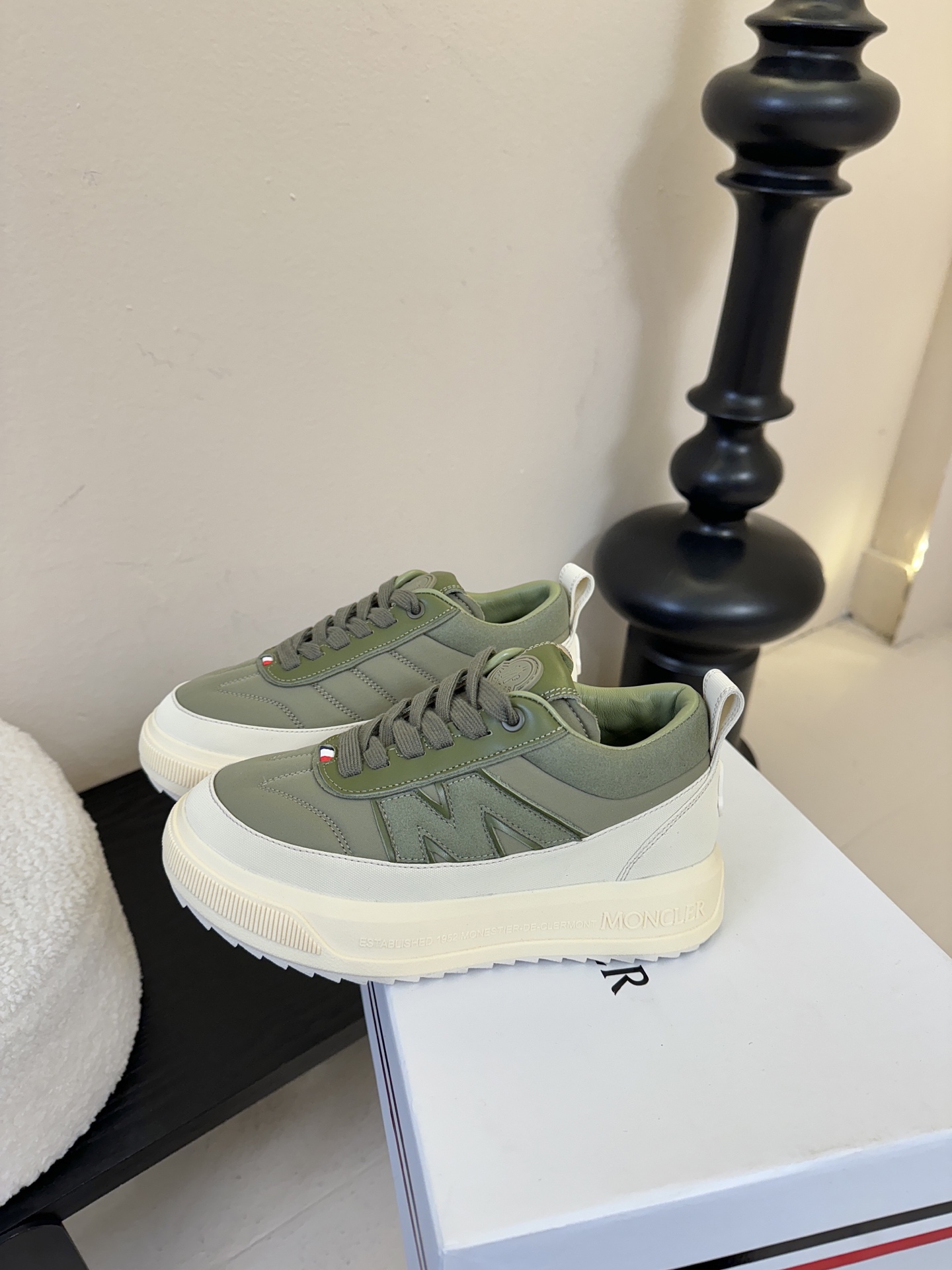 Moncler Altive Mid 系列饼干鞋灵感源自 Moncler 典藏系列，将大胆设计与实用功能