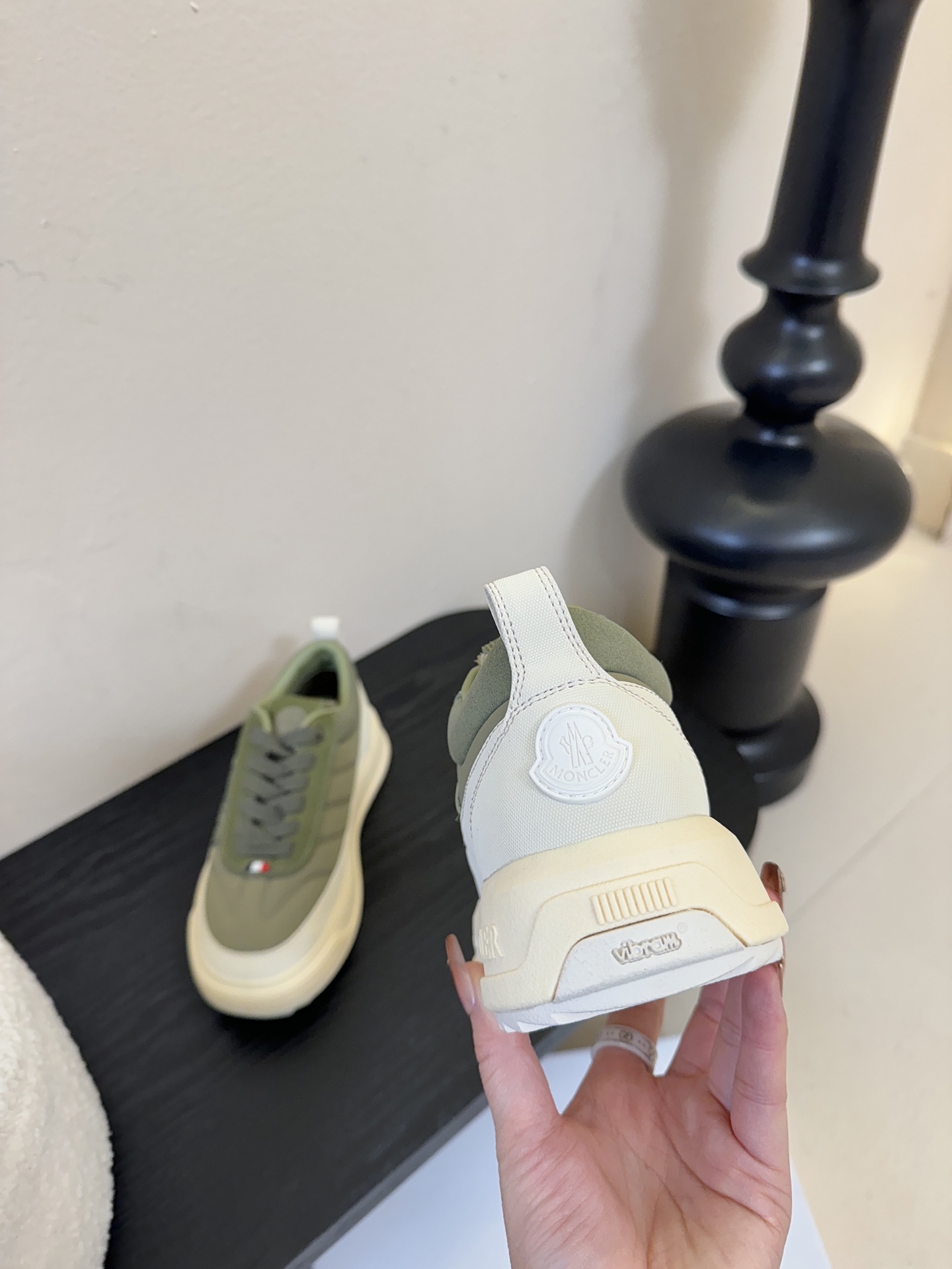 Moncler Altive Mid 系列饼干鞋灵感源自 Moncler 典藏系列，将大胆设计与实用功能