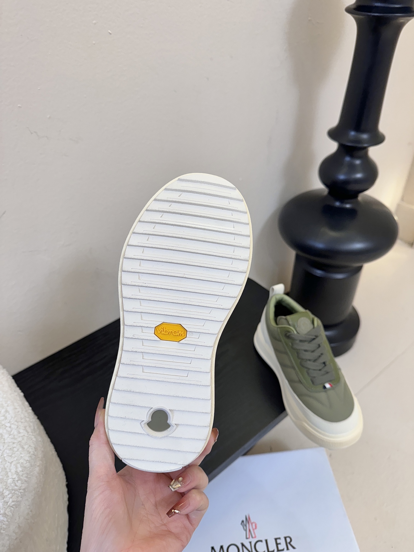 Moncler Altive Mid 系列饼干鞋灵感源自 Moncler 典藏系列，将大胆设计与实用功能