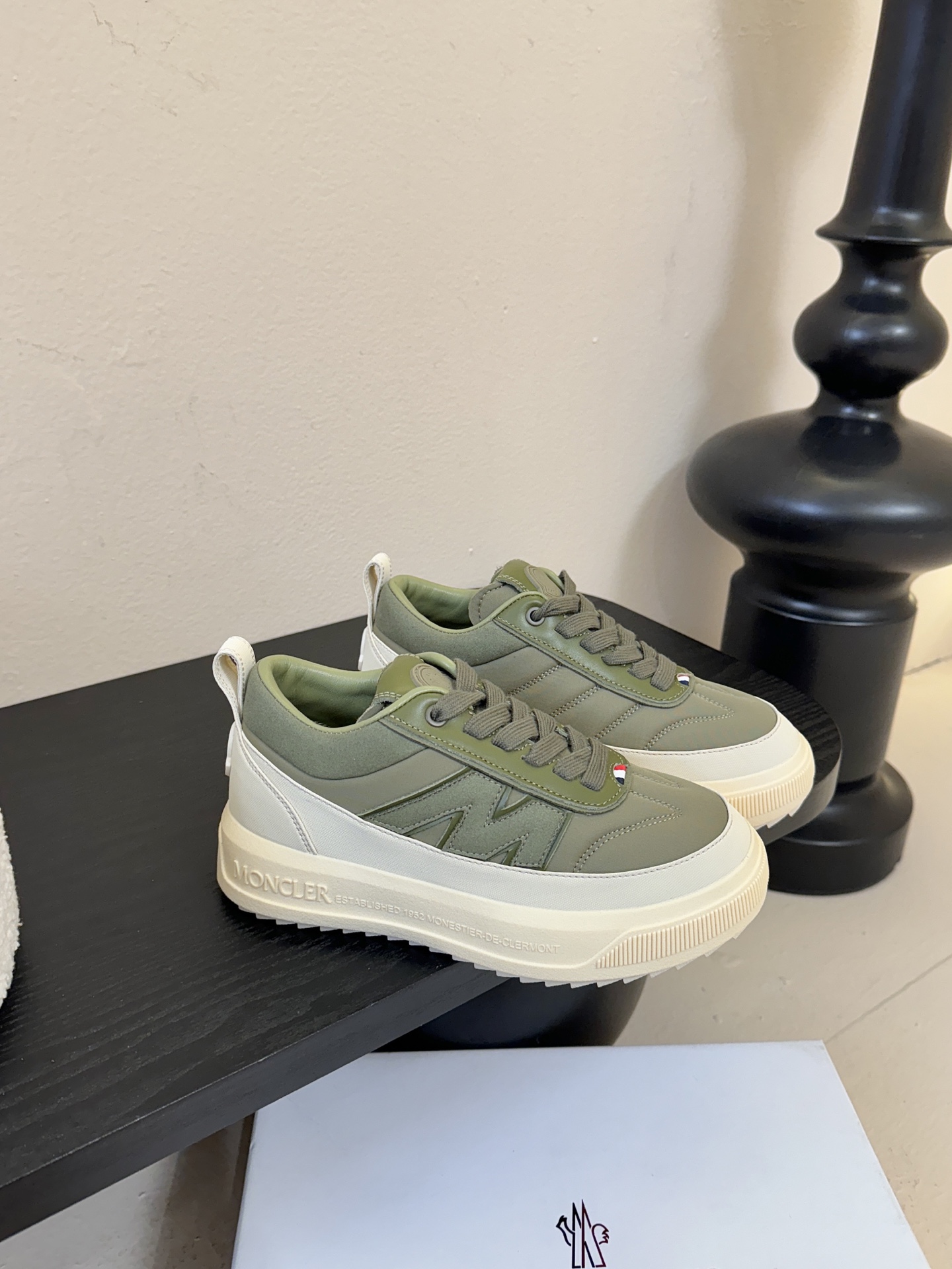 Moncler Altive Mid 系列饼干鞋灵感源自 Moncler 典藏系列，将大胆设计与实用功能